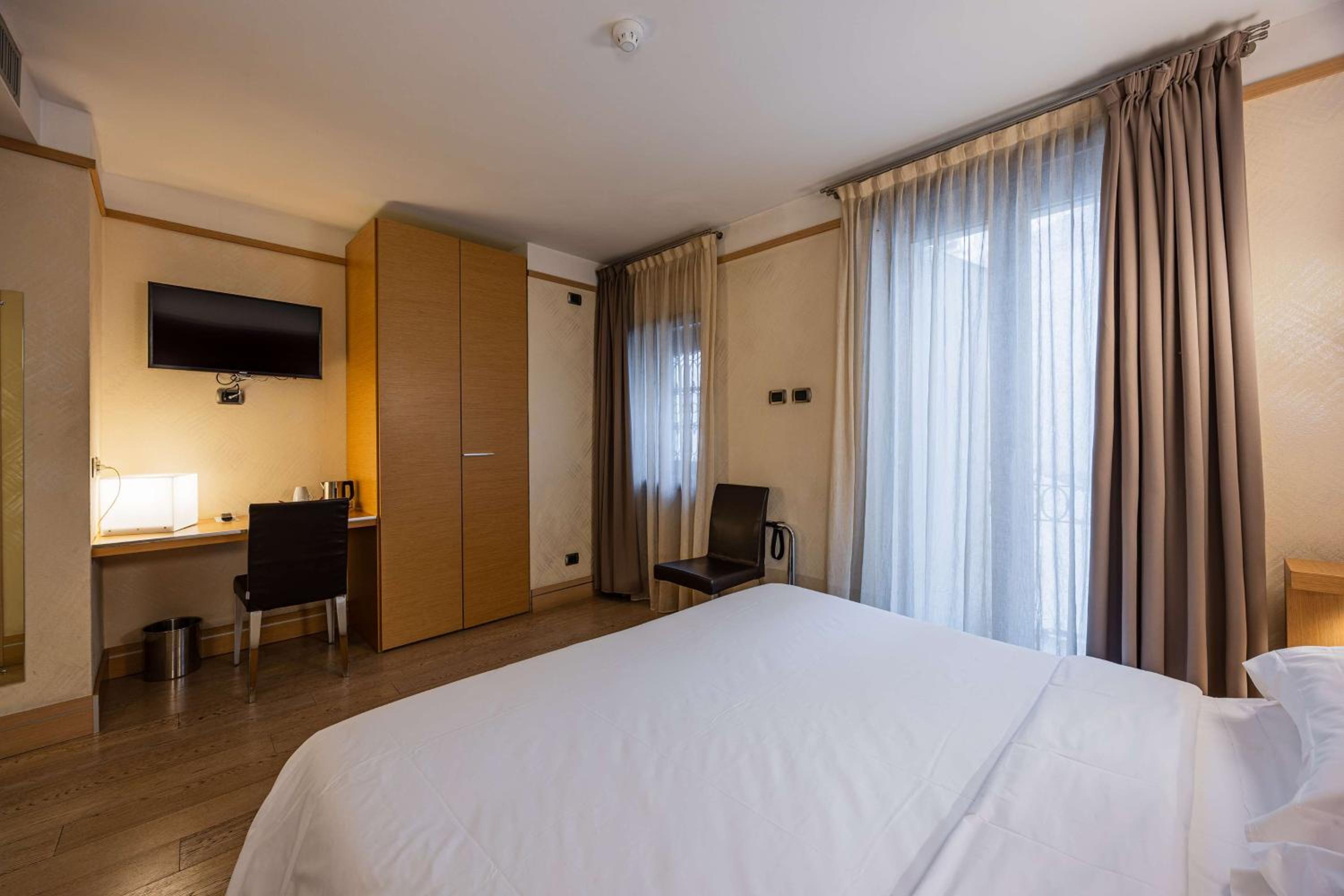 Standard King Room - Photo 9