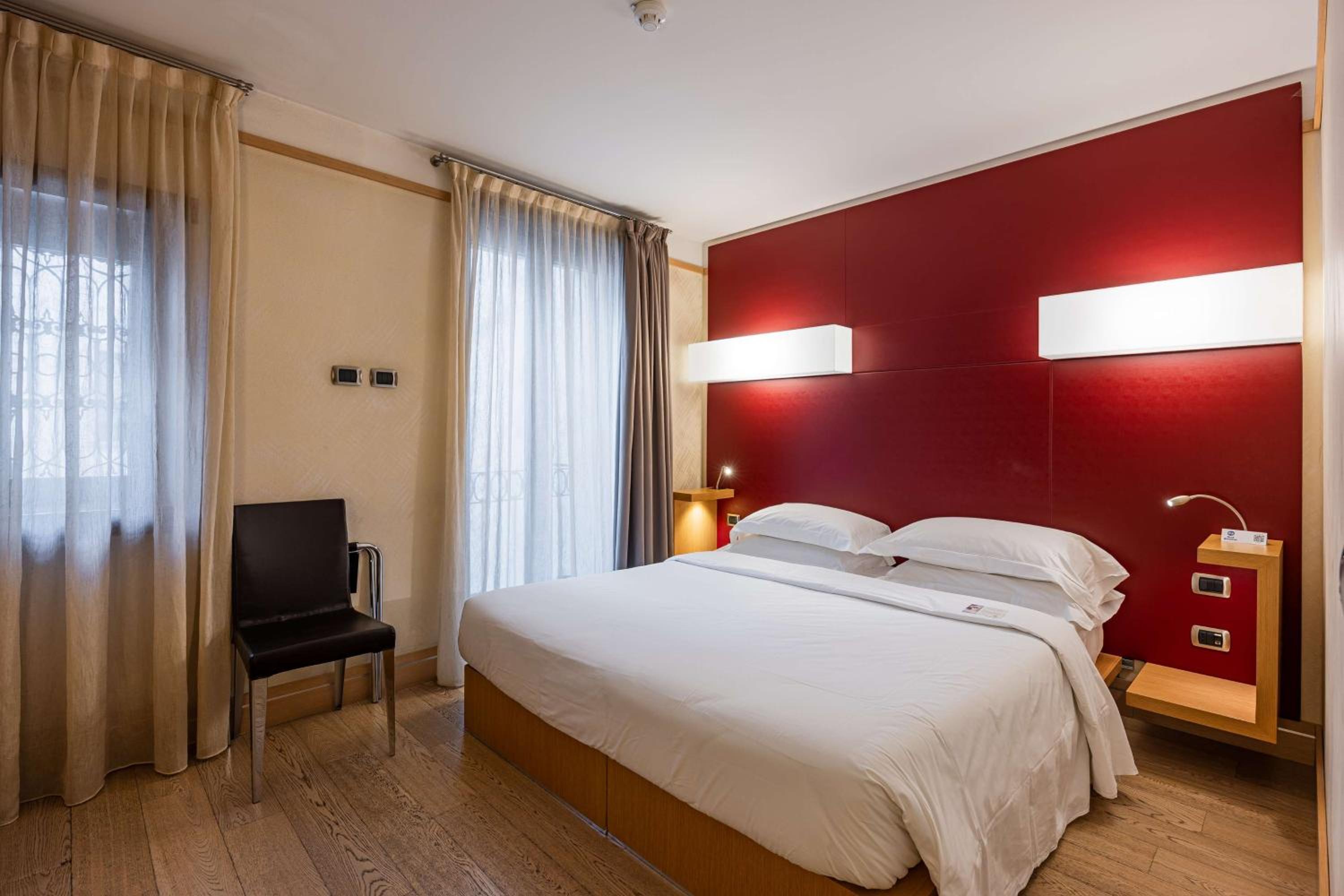 Standard King Room - Photo 1