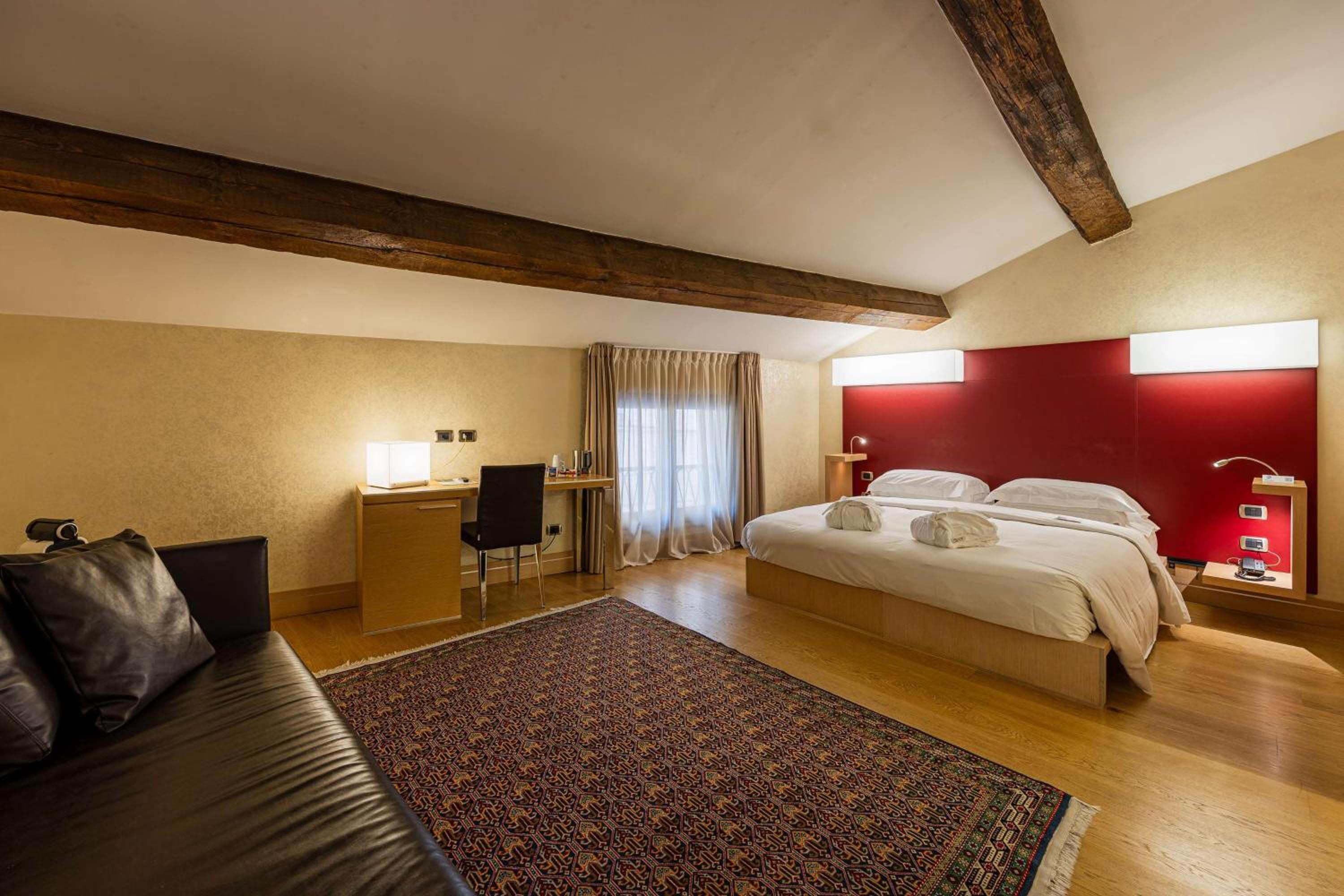 Superior King Room - Photo 3