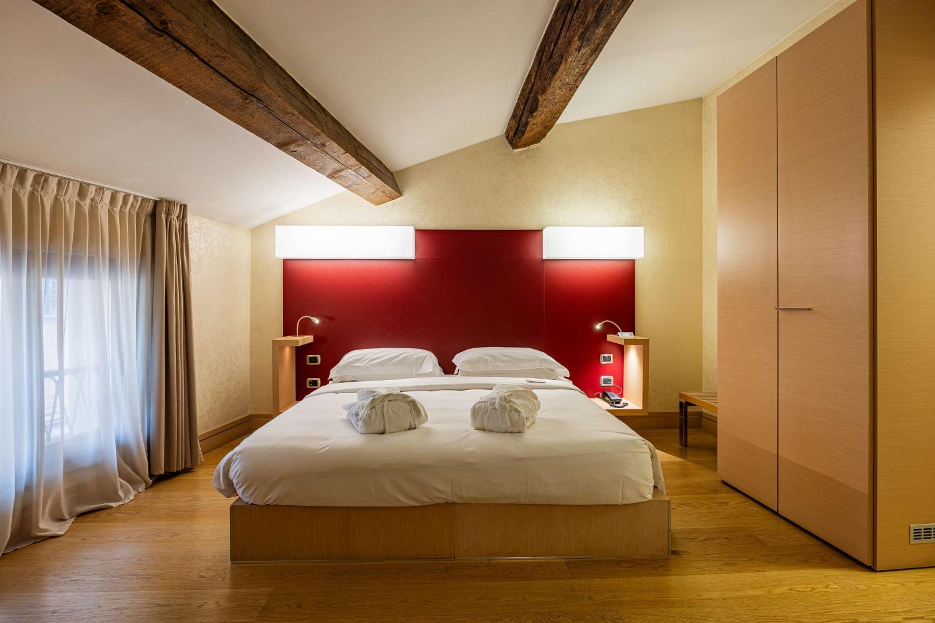 Superior King Room - Photo 1