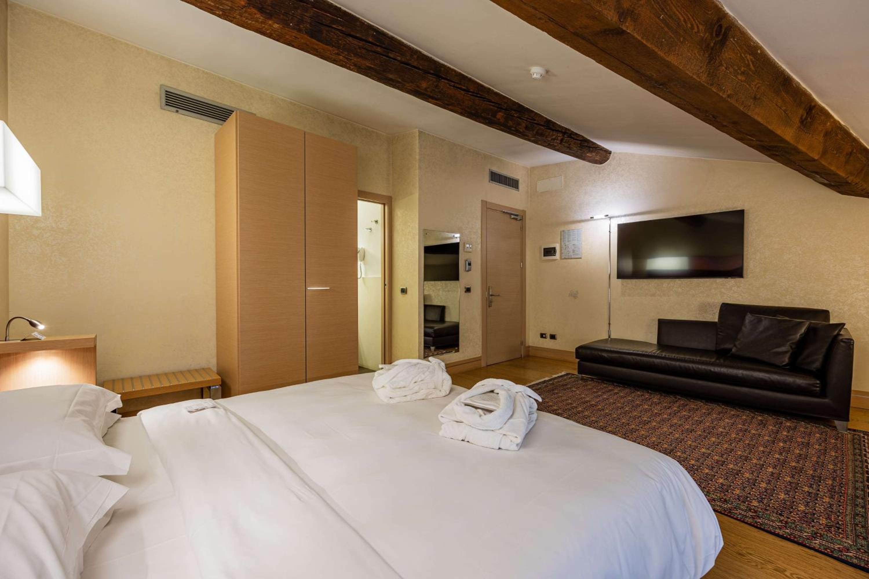Superior King Room - Photo 2