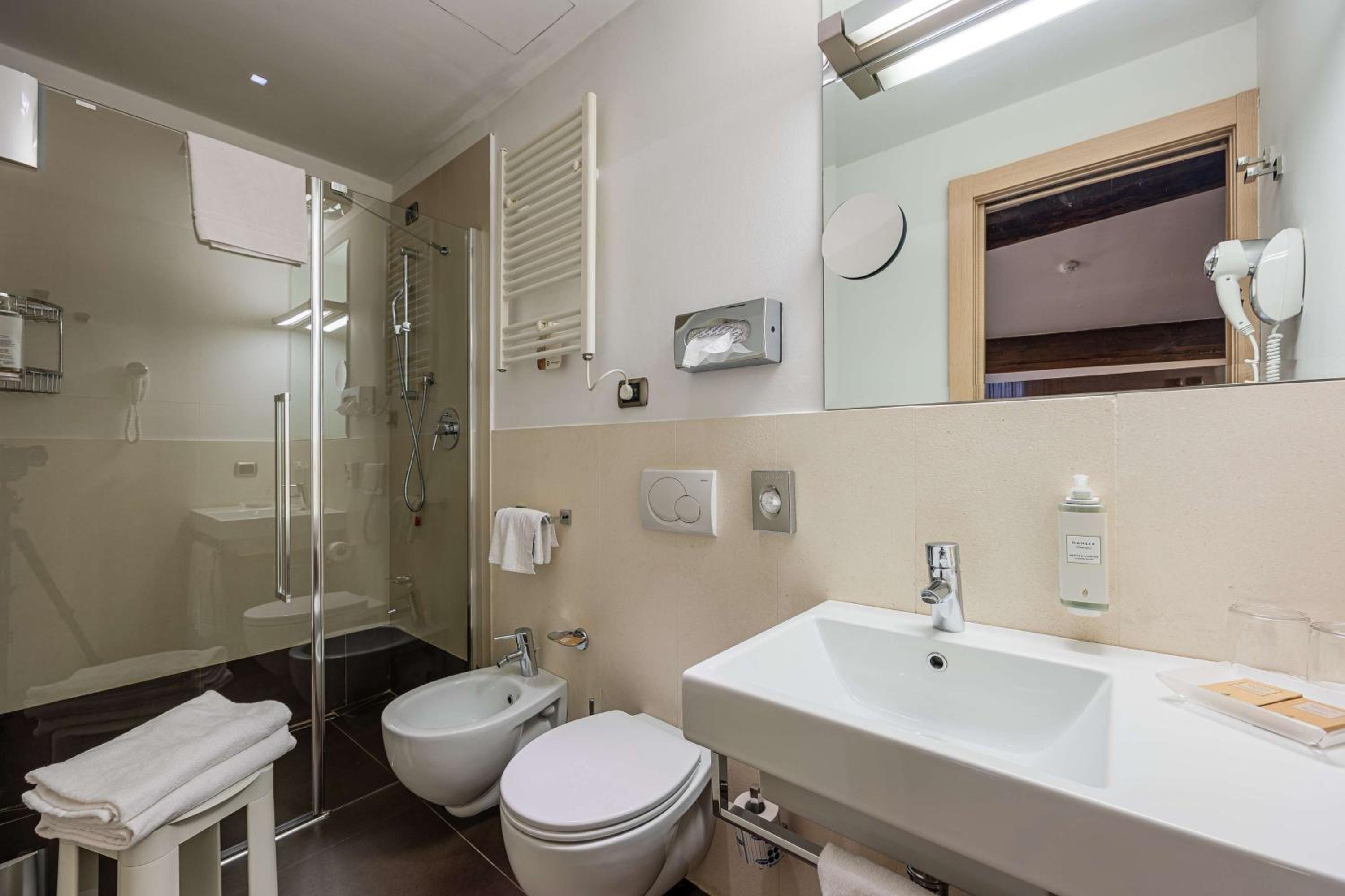 Superior King Room - Photo 4