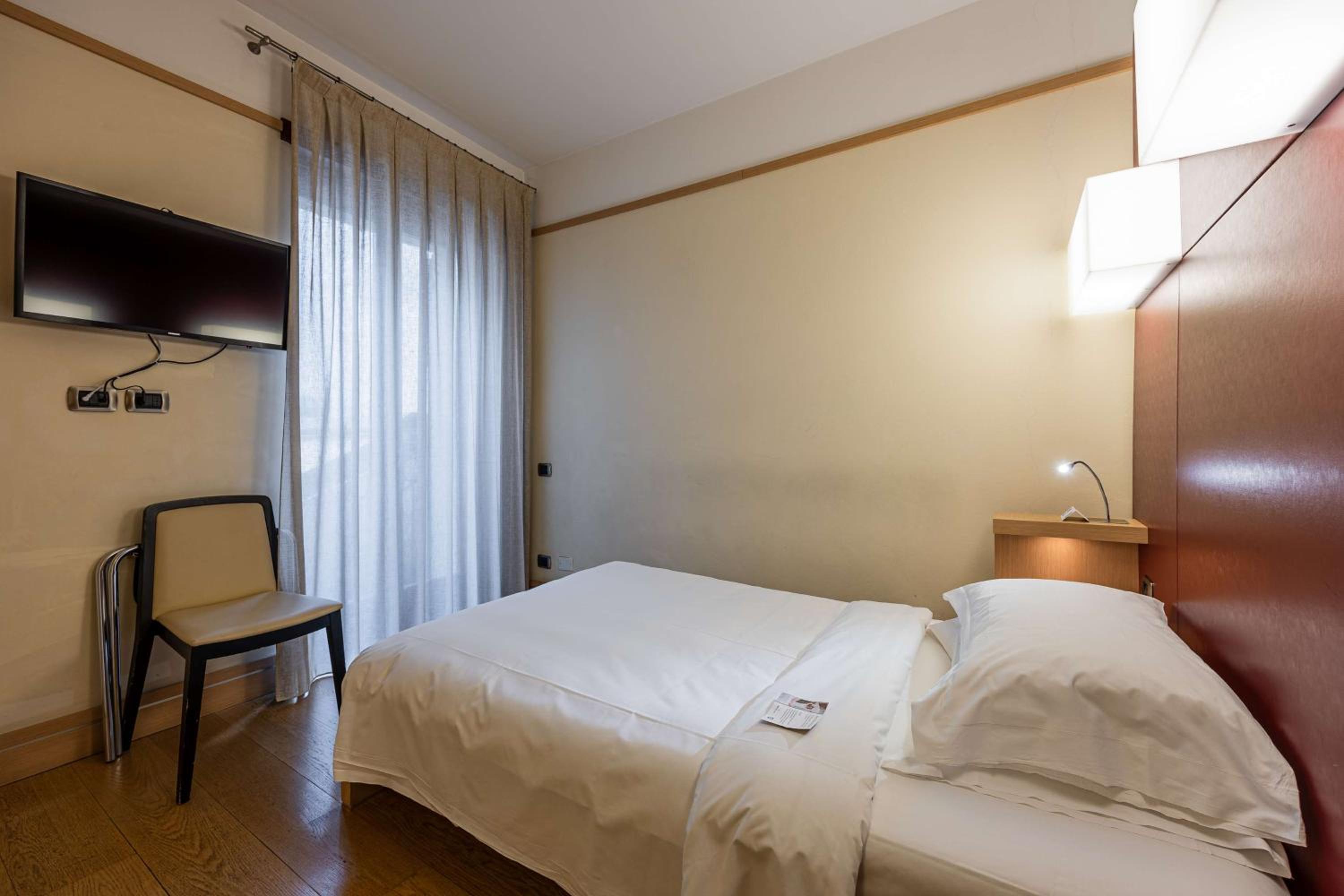 Single Room - Photo 1