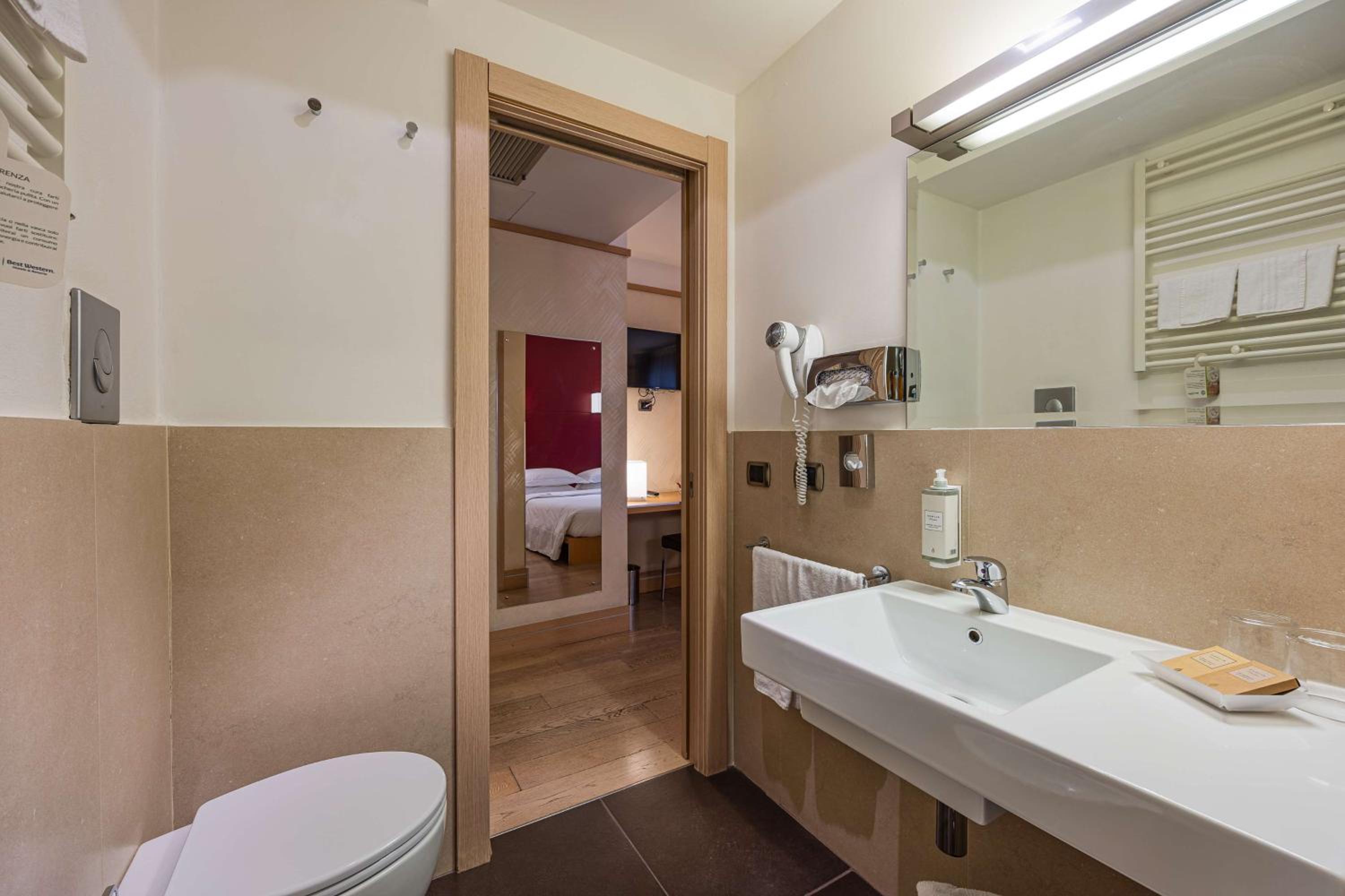 Standard King Room - Photo 5