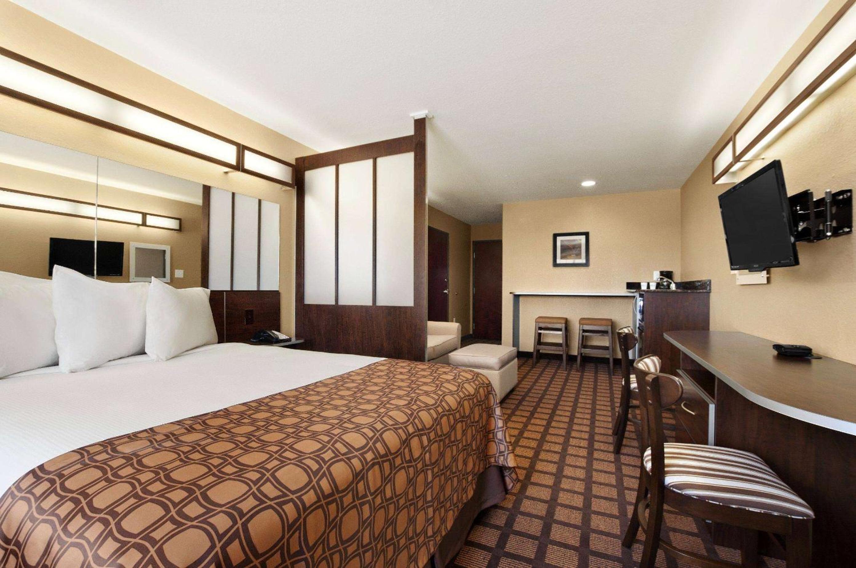 Queen Studio Suite - Mobility Access/Non-Smoking photo 1