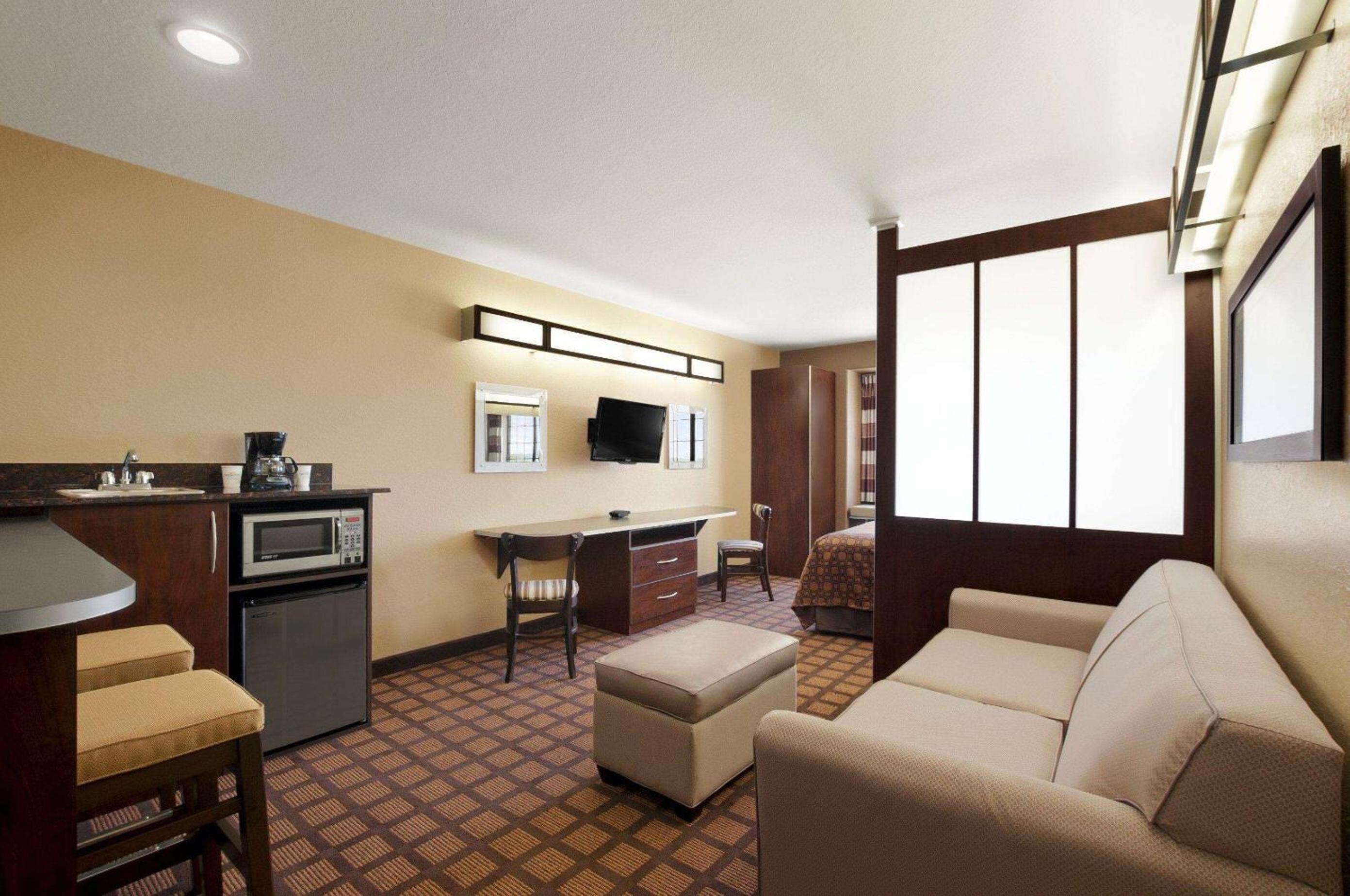 Queen Studio Suite - Mobility Access/Non-Smoking photo 2