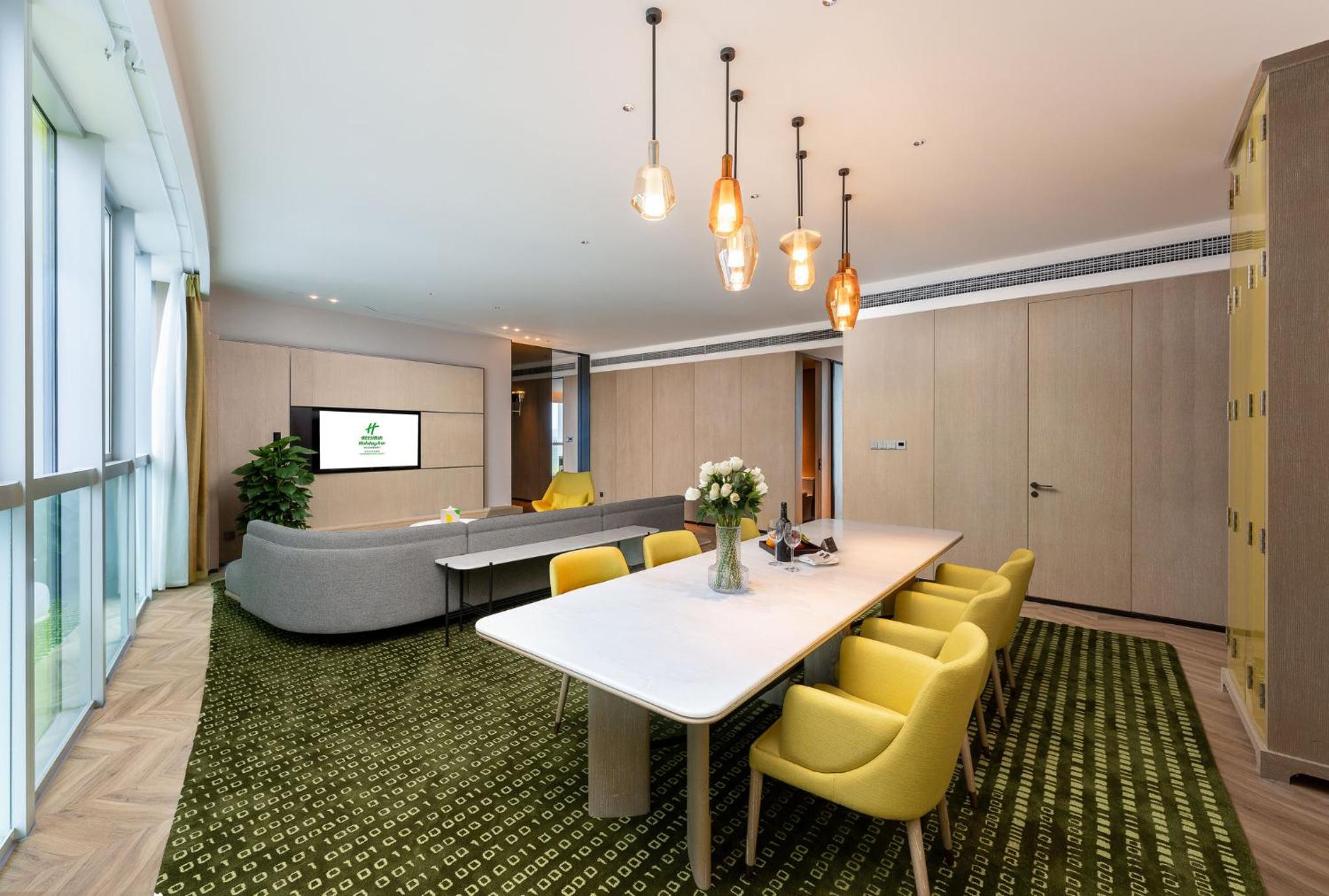1 King 1 Bedroom Suite Dining Area