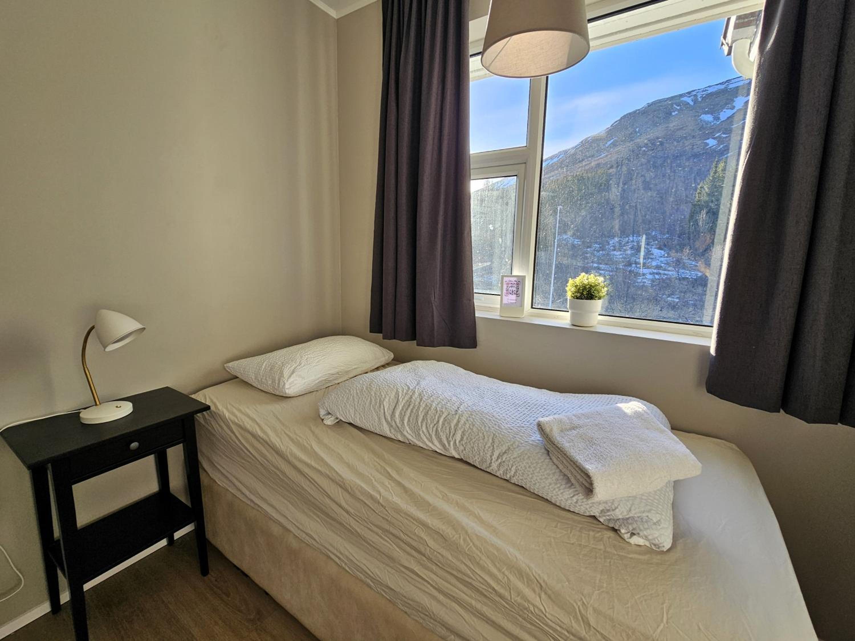 Standard Single Room with Mountain View