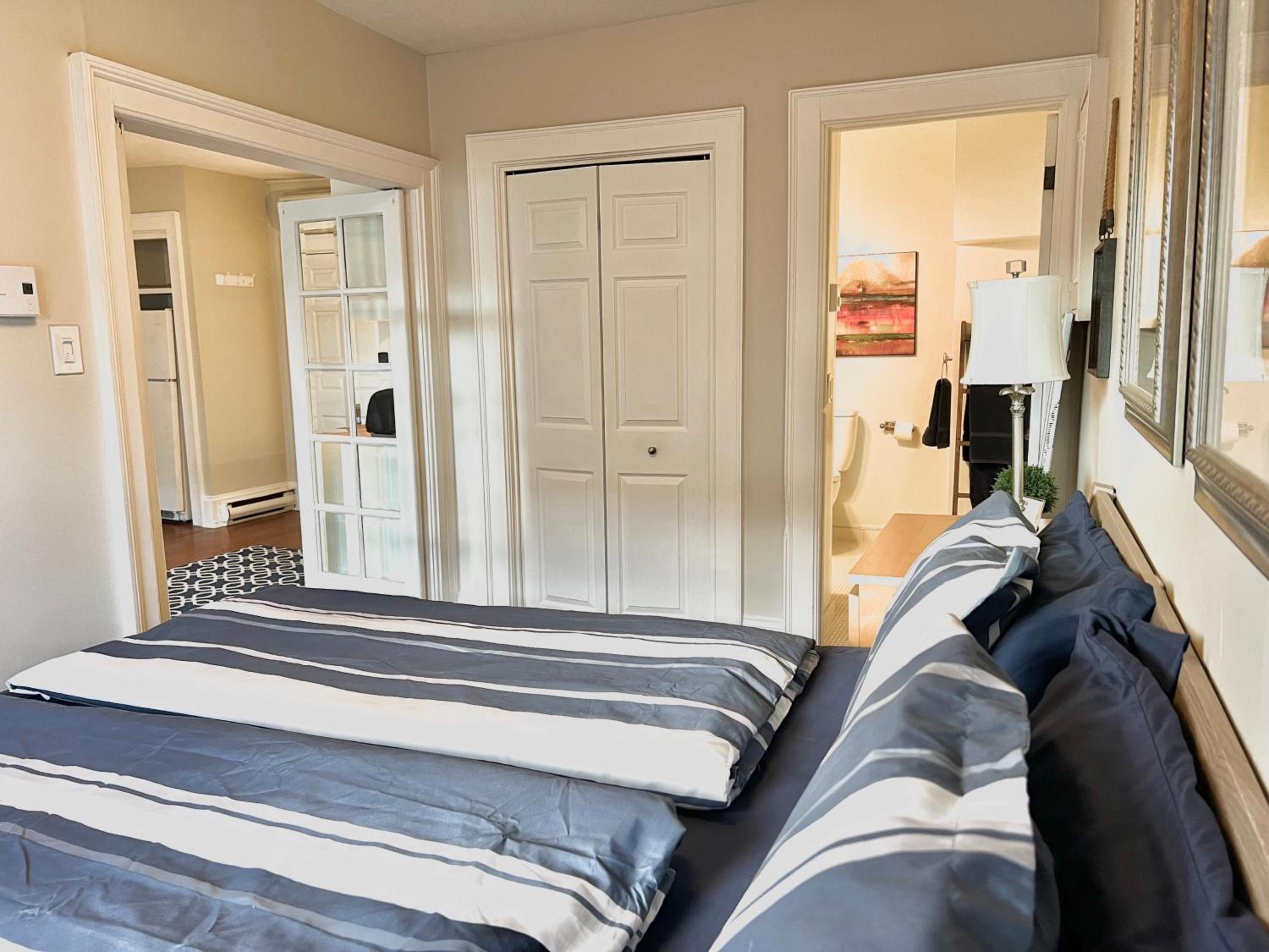 Deluxe One-Bedroom Apartment with City View photo 1