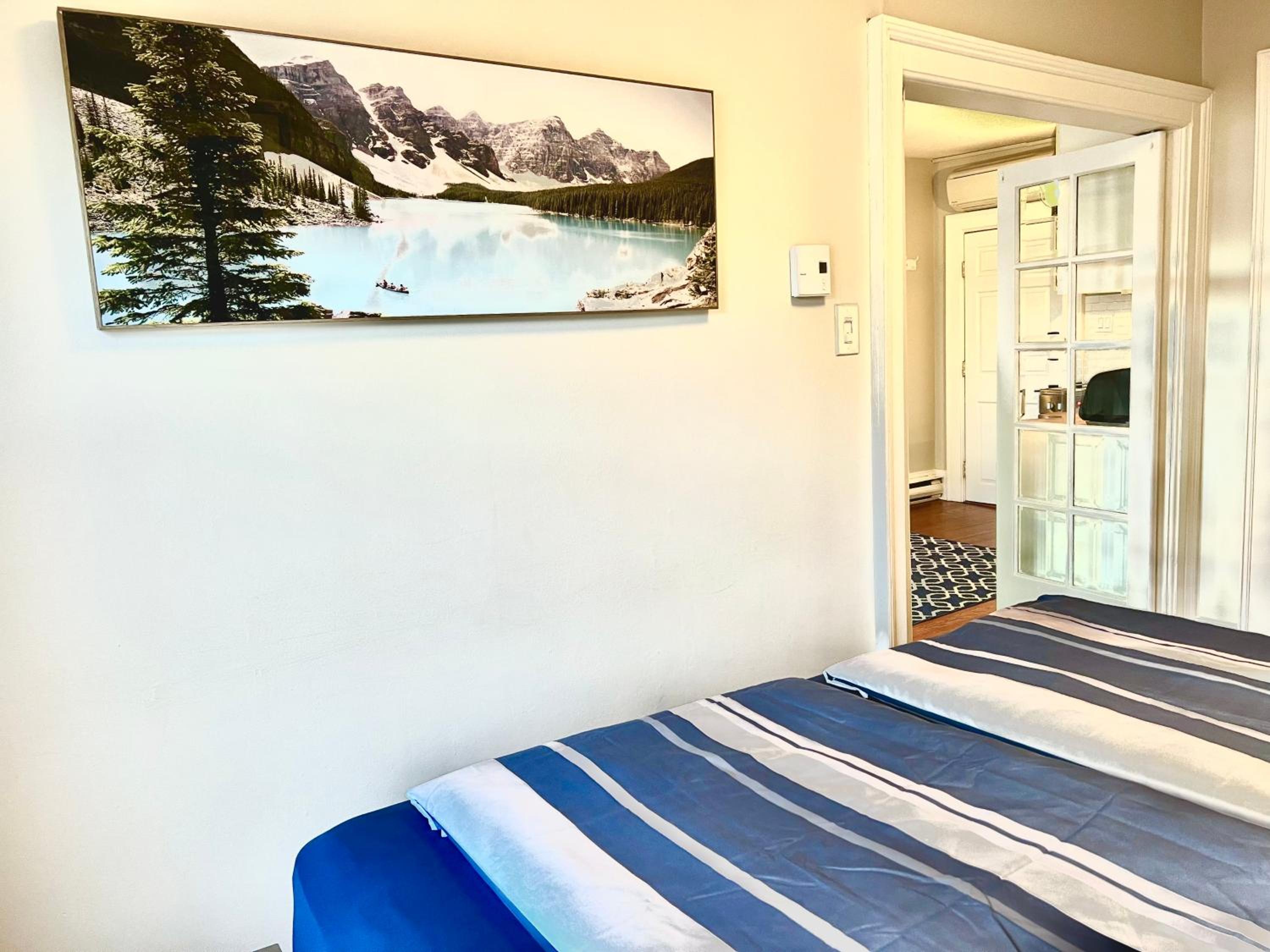 Deluxe One-Bedroom Apartment with City View photo 2