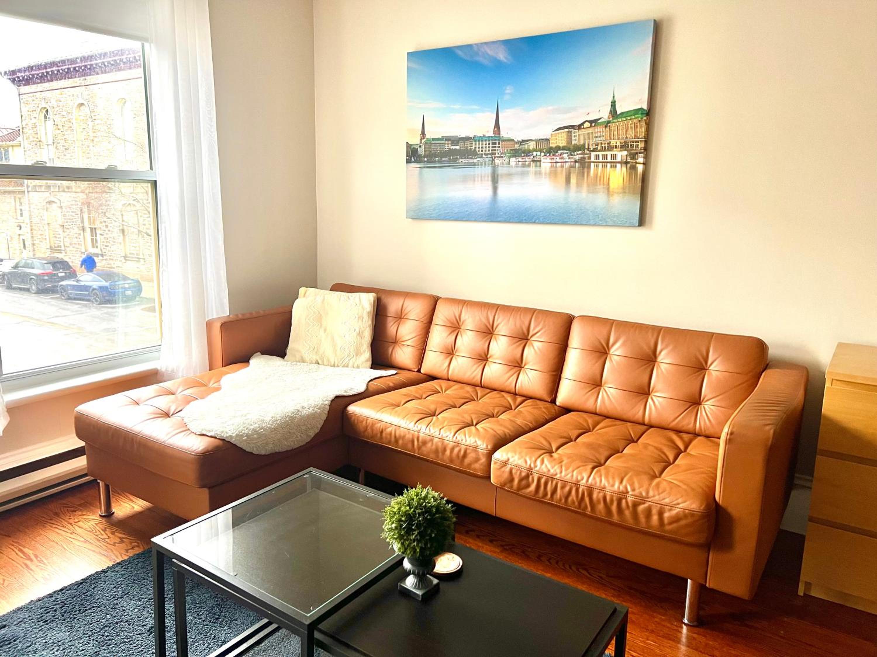 Deluxe One-Bedroom Apartment with City View photo 3