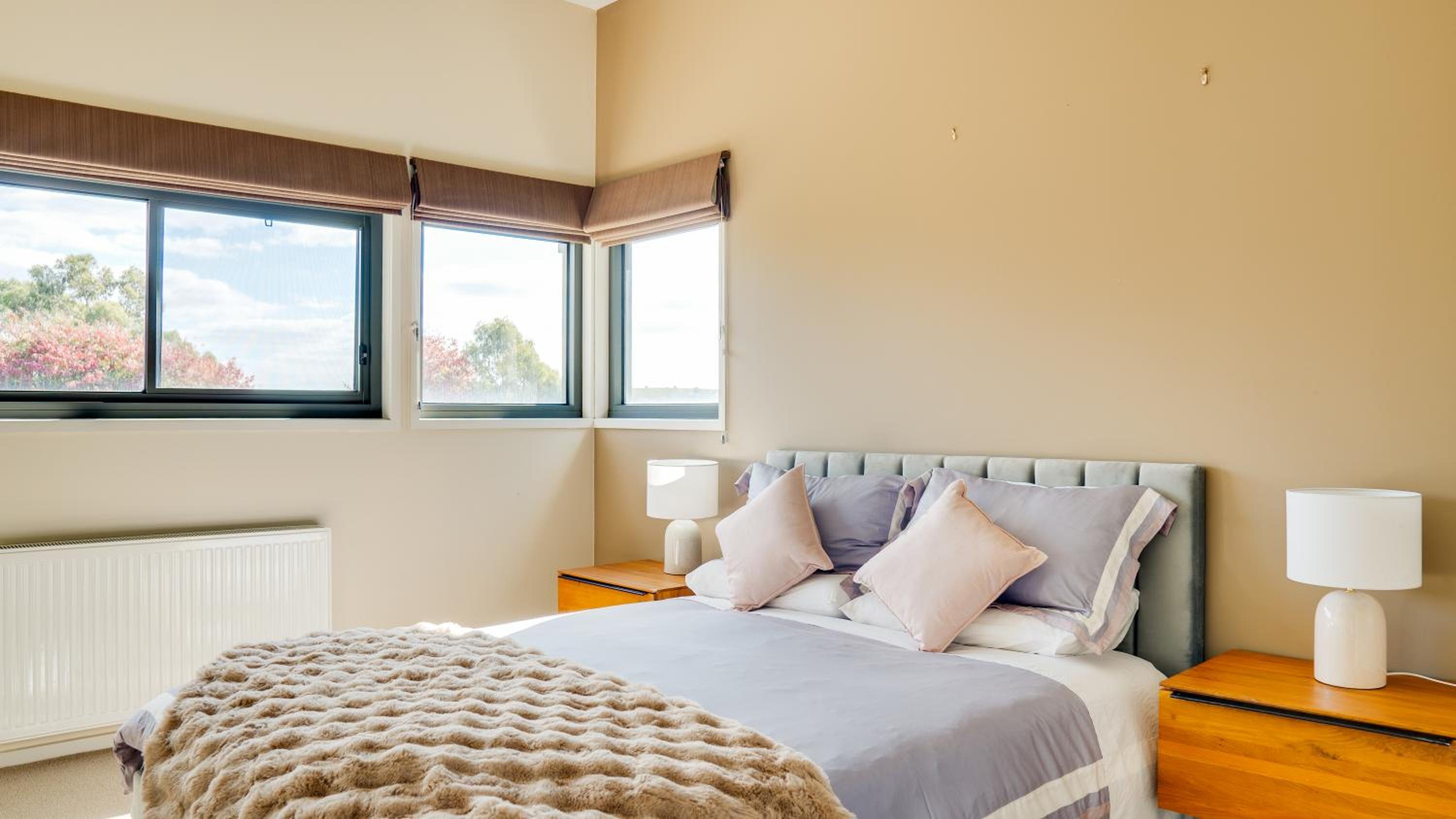 Room 6 - Queen Bed With Hill View photo 1