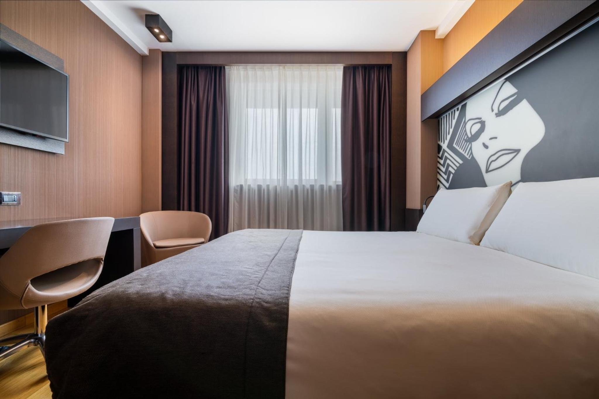 Standard Room thumbnail 5