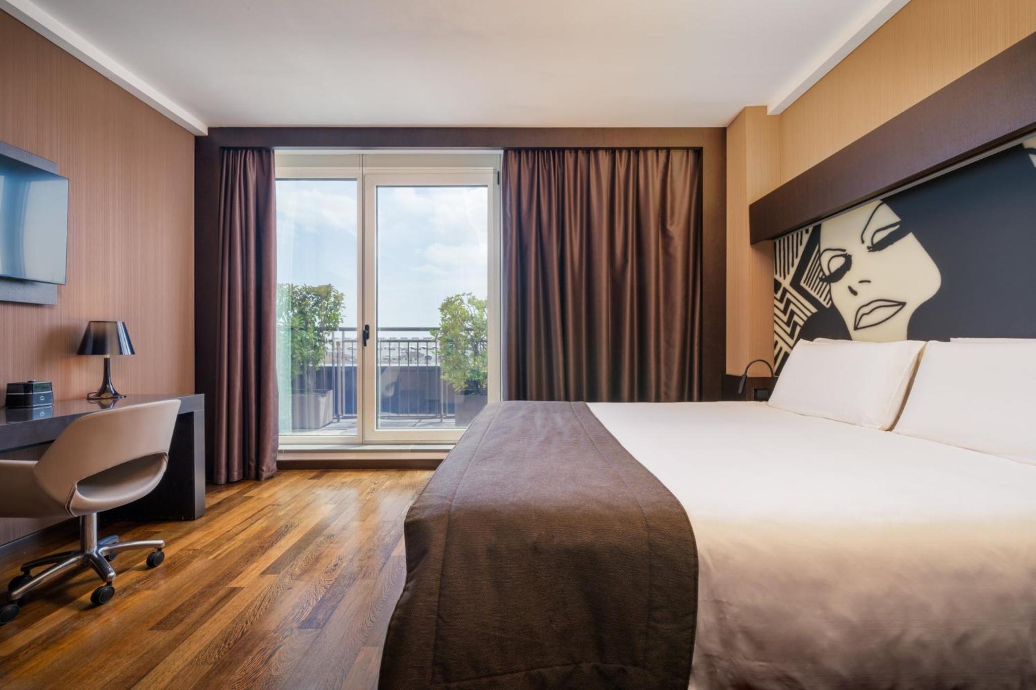 Premium King Room with Balcony thumbnail 6