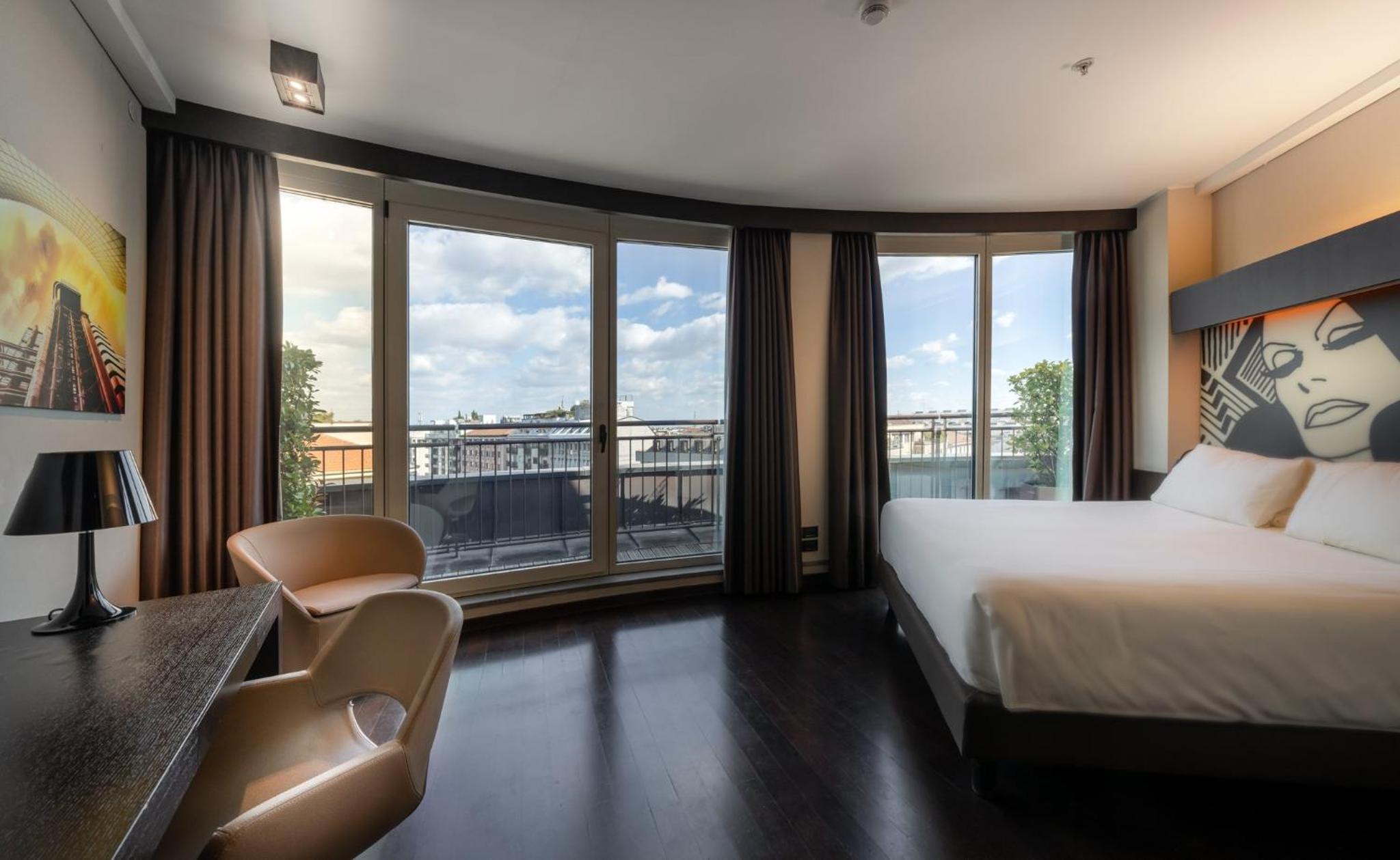 Premium King Room with Balcony thumbnail 5