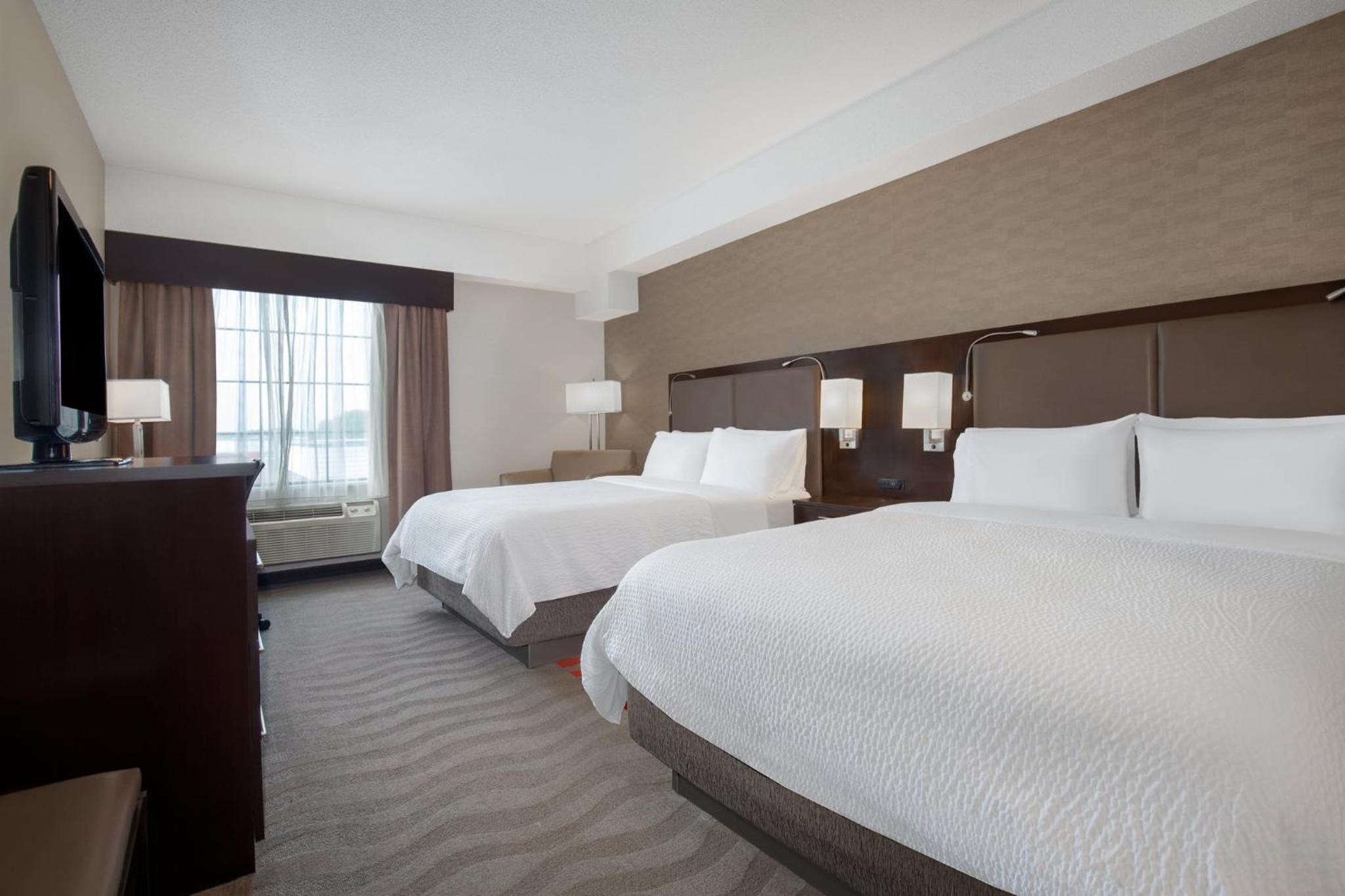 Standard Queen Room with Two Queen Beds - Photo 2