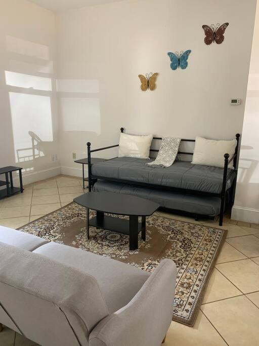 One-Bedroom House photo 1