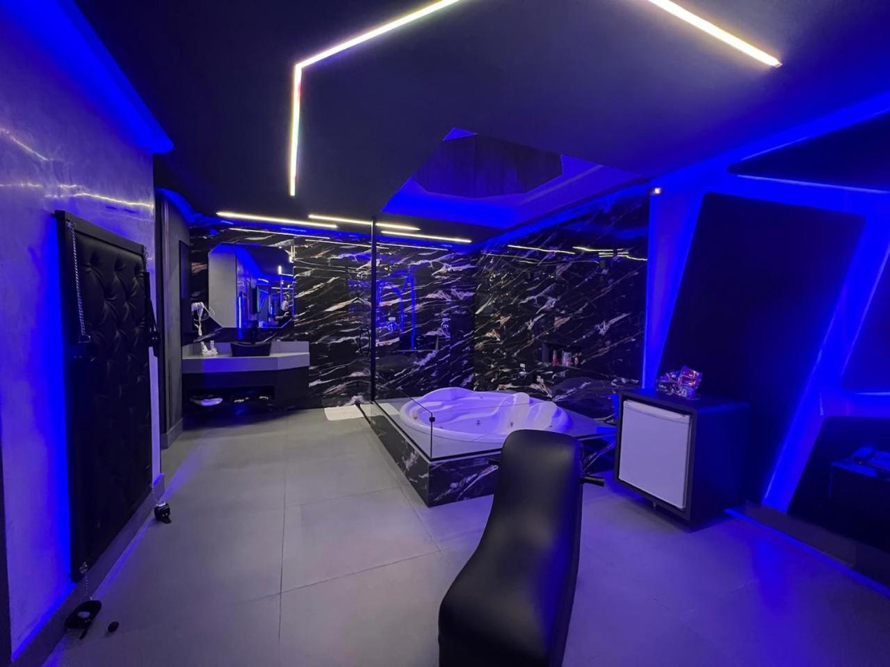 Deluxe King Suite photo 3