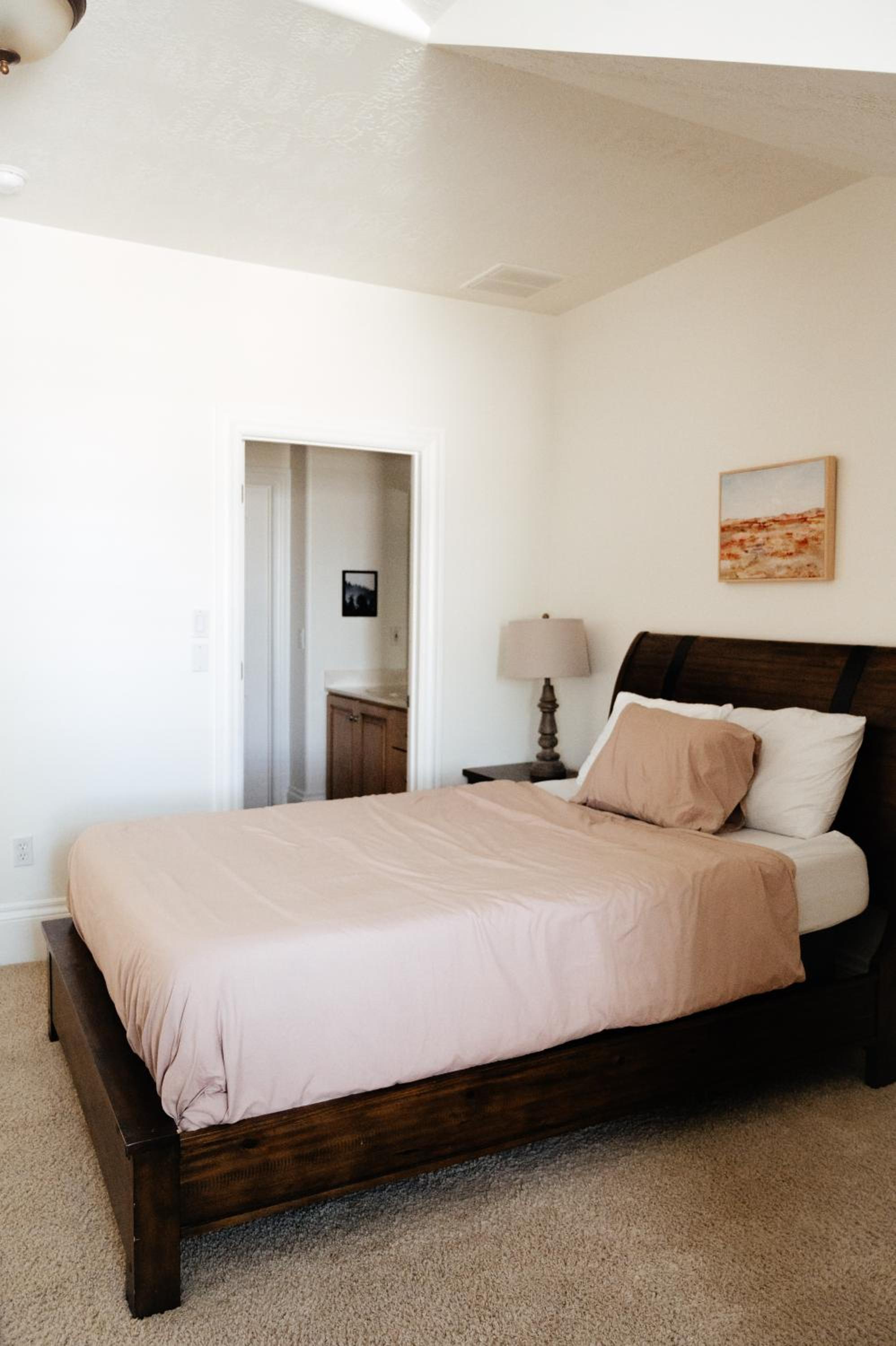 Eight-Bedroom House photo 3