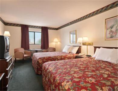 Queen Room with Two Queen Beds - Non-Smoking - Photo 1