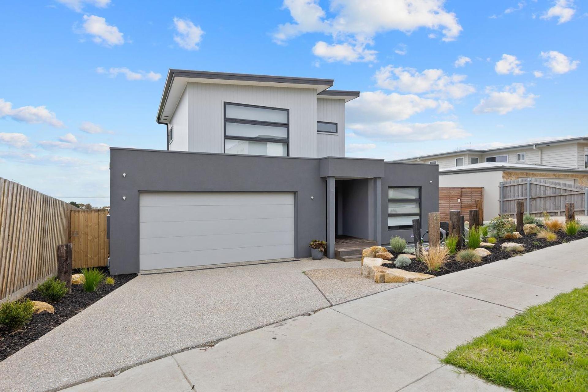 Five-Bedroom House photo 3