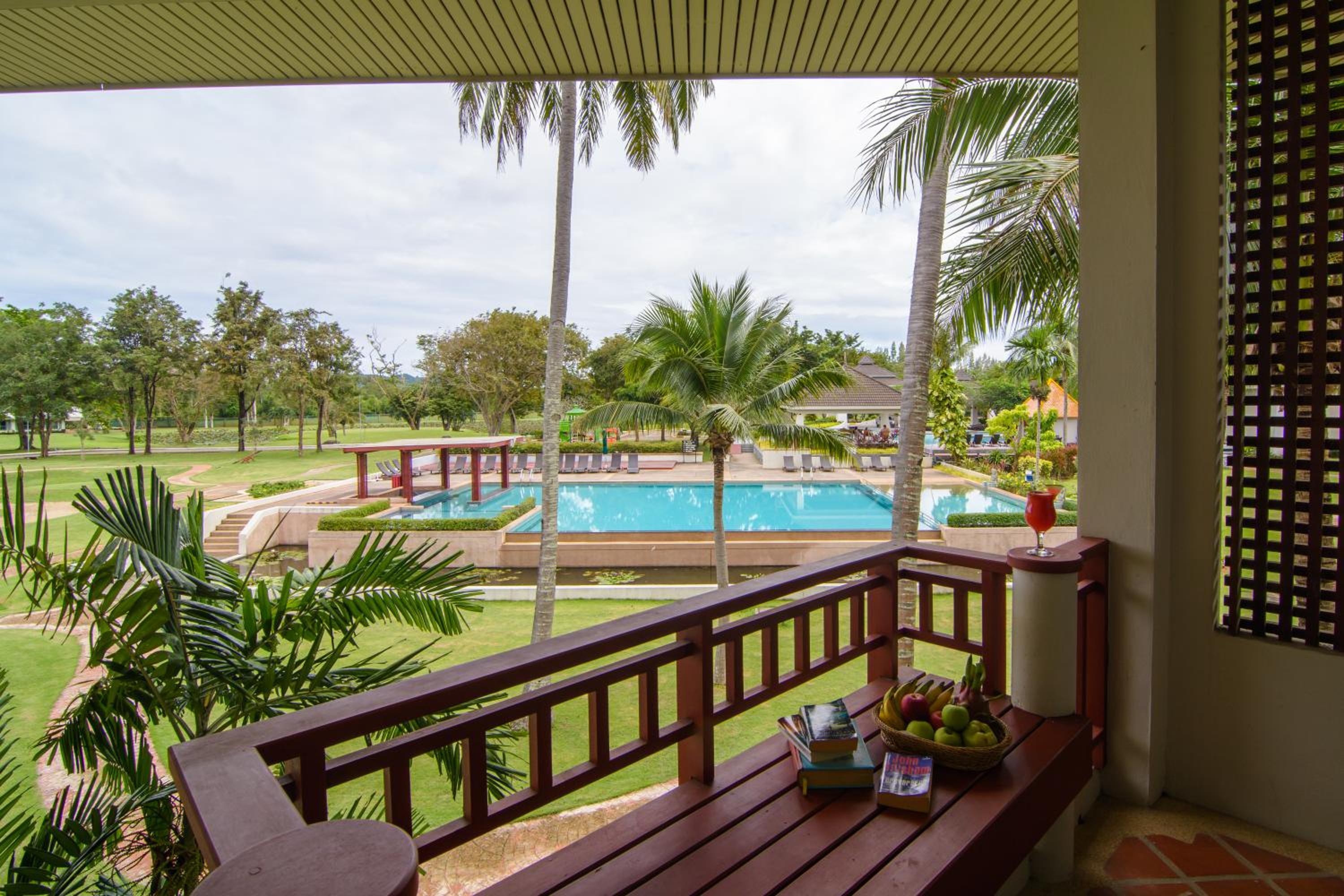 Superior King Room with Pool Side - Photo 2