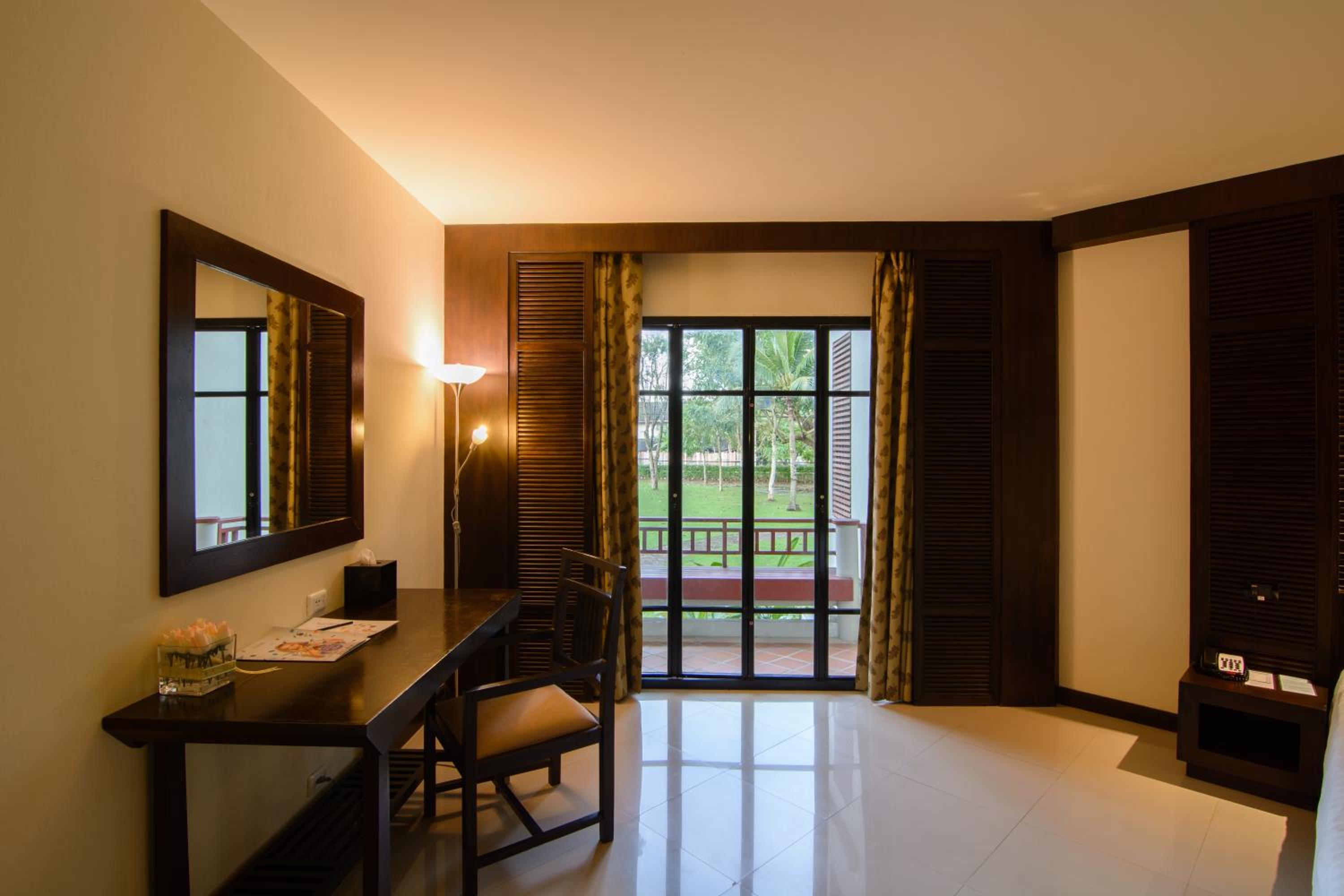 Superior King Room with Garden View - Photo 4