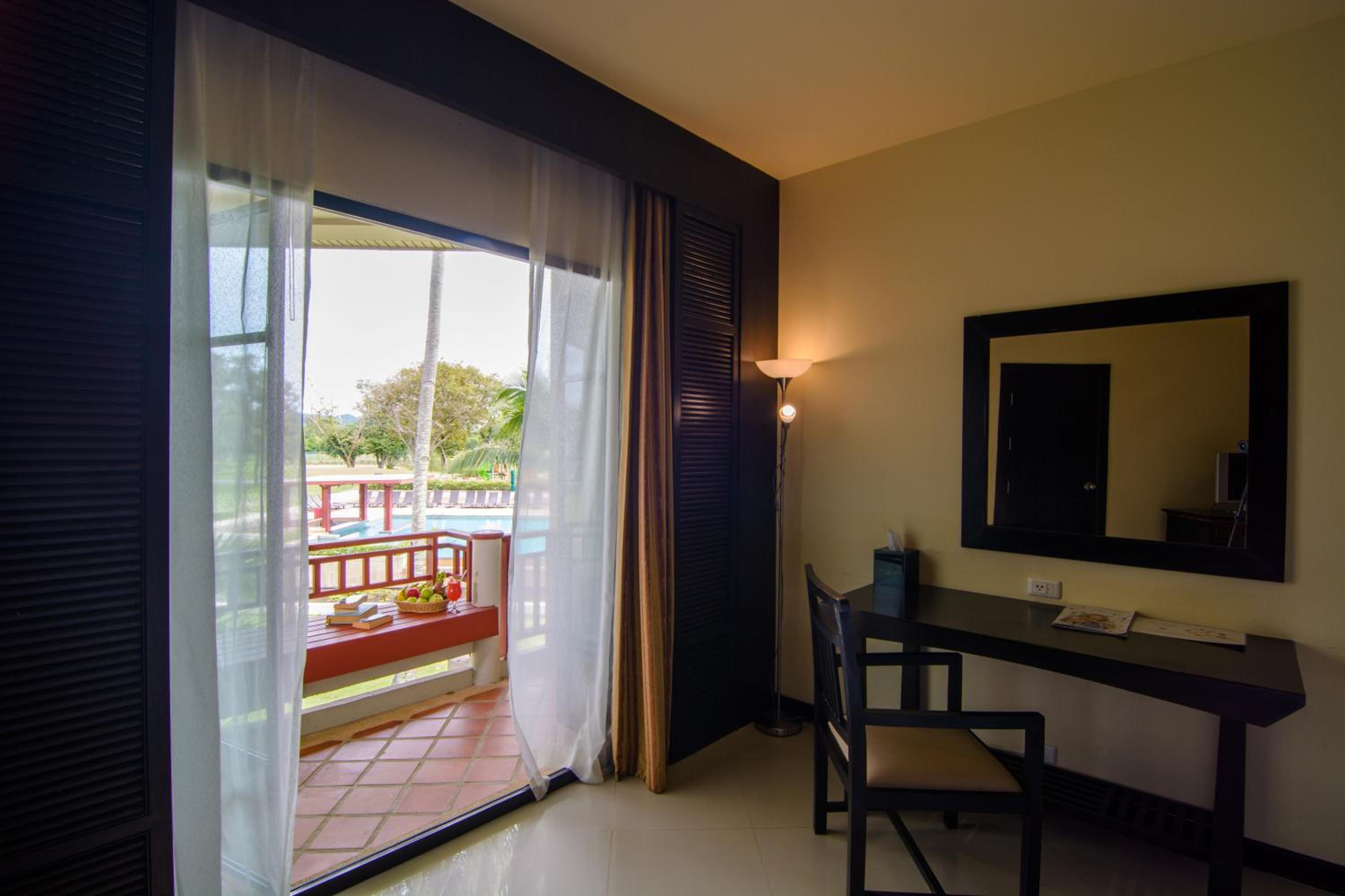 Superior King Room with Pool Side - Photo 1