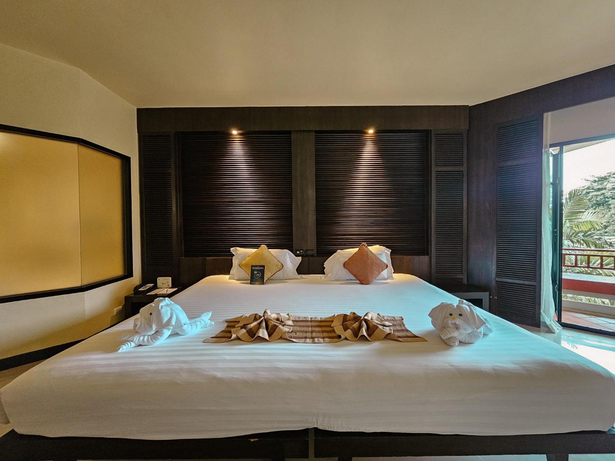 Superior King Room with Pool Side - Photo 16