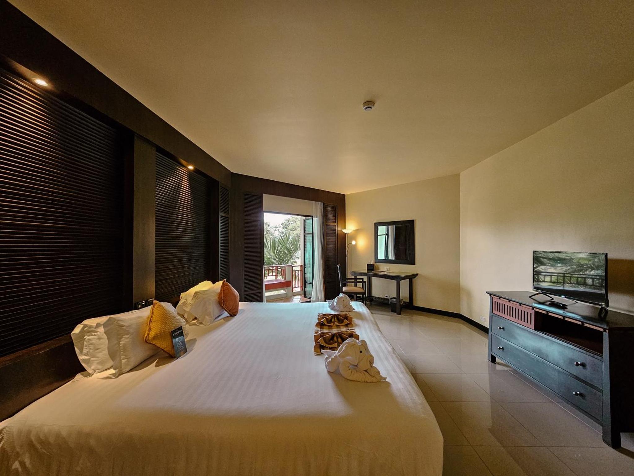 Superior King Room with Pool Side - Photo 17