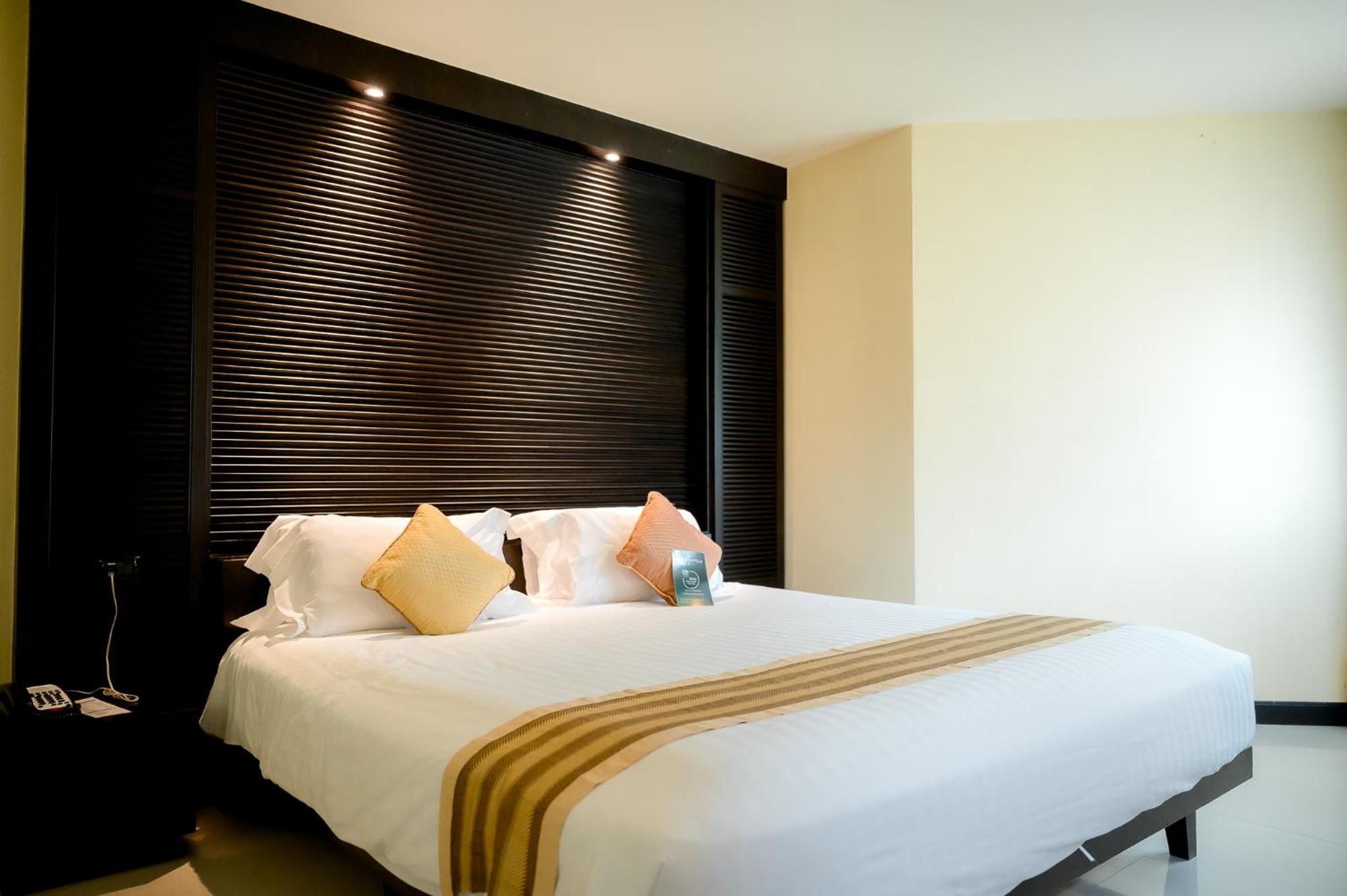 Superior King Room with Pool Side - Photo 3