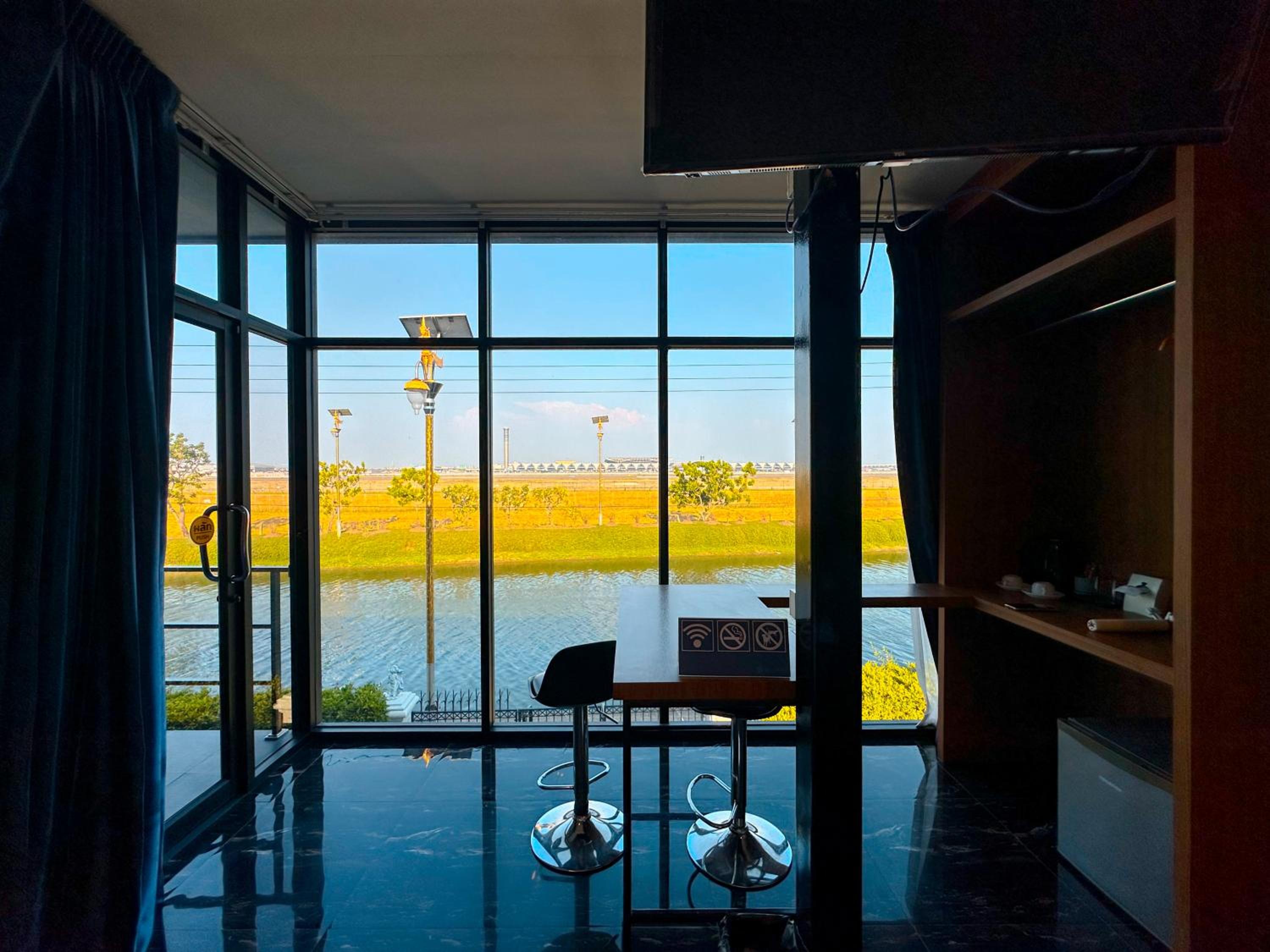 Deluxe King Suite - Photo 9