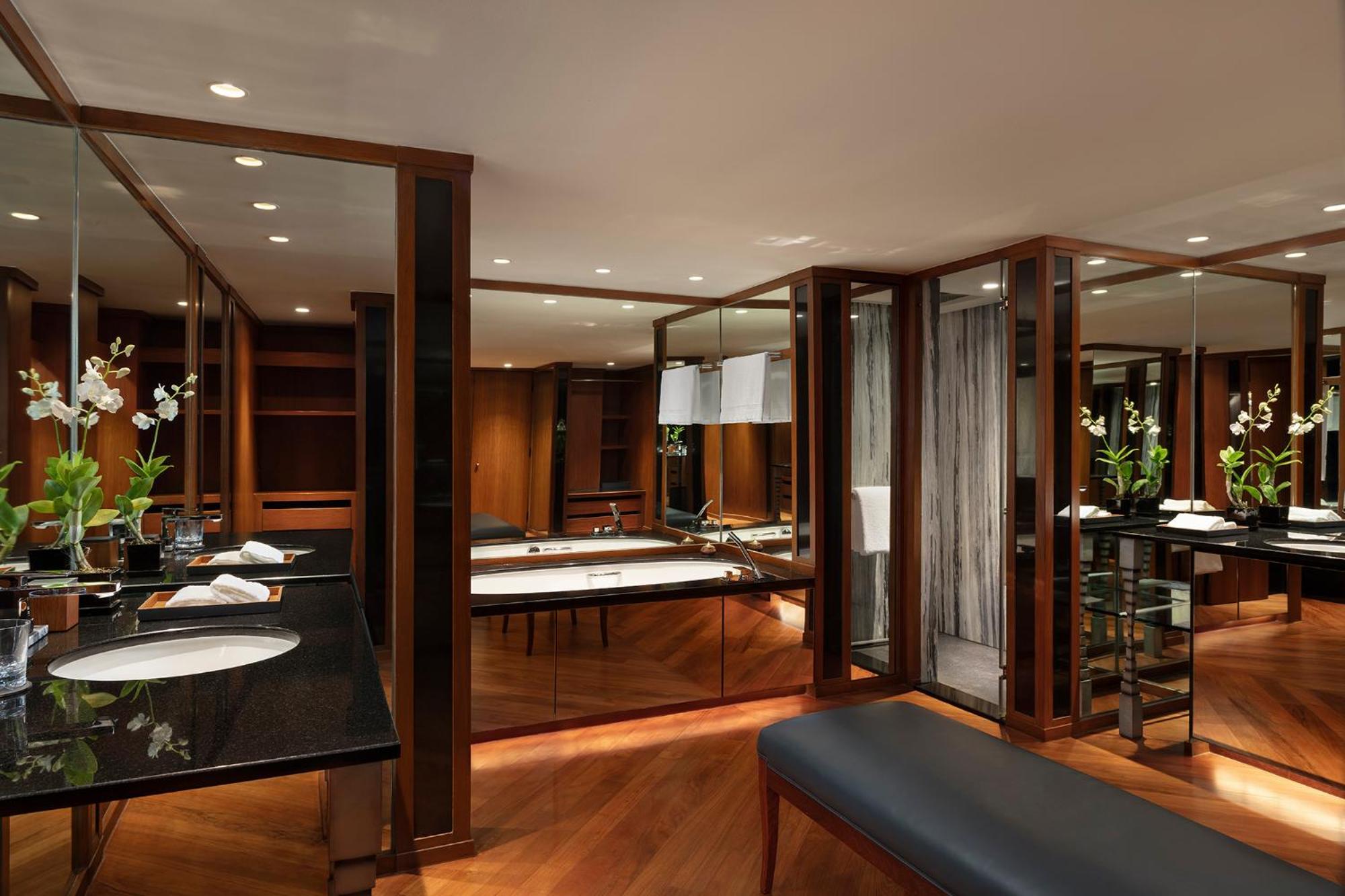Deluxe Suite with Club Benefit