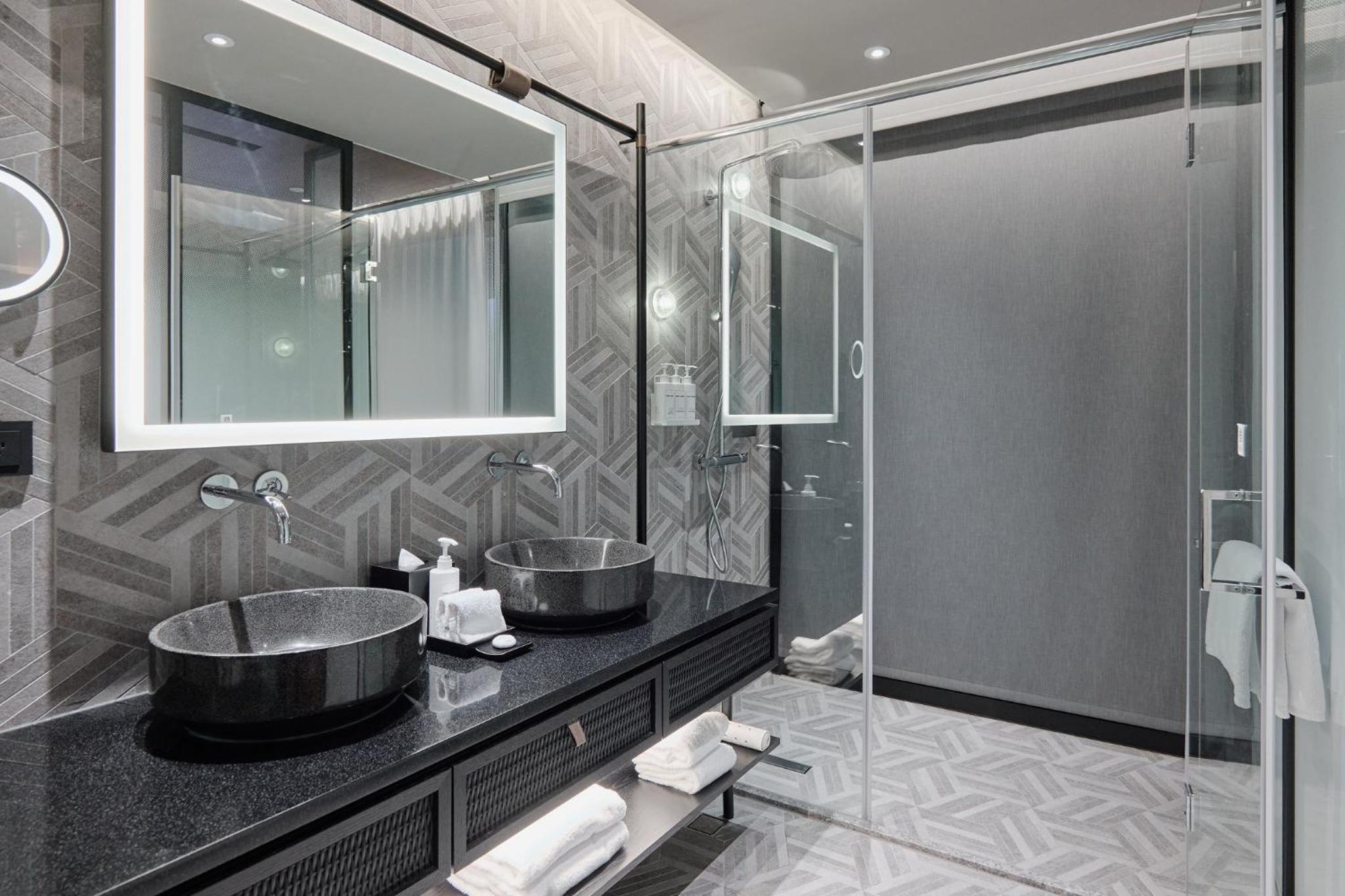 One-Bedroom Suite - Photo 8