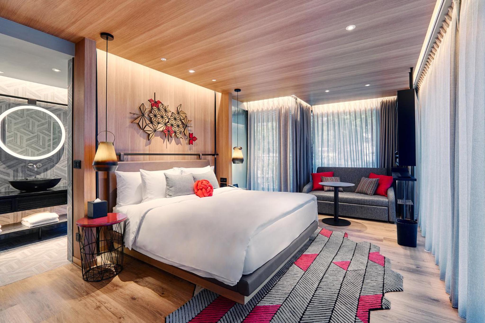 Premium King Room with Sofa Bed - Photo 5