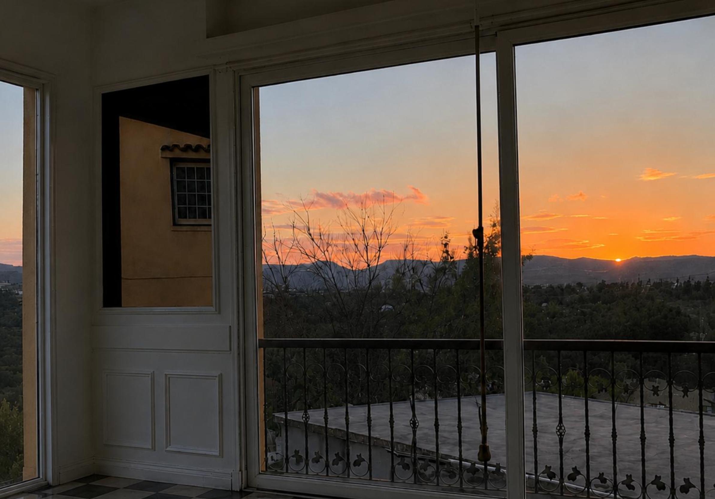 Apartment with Mountain View