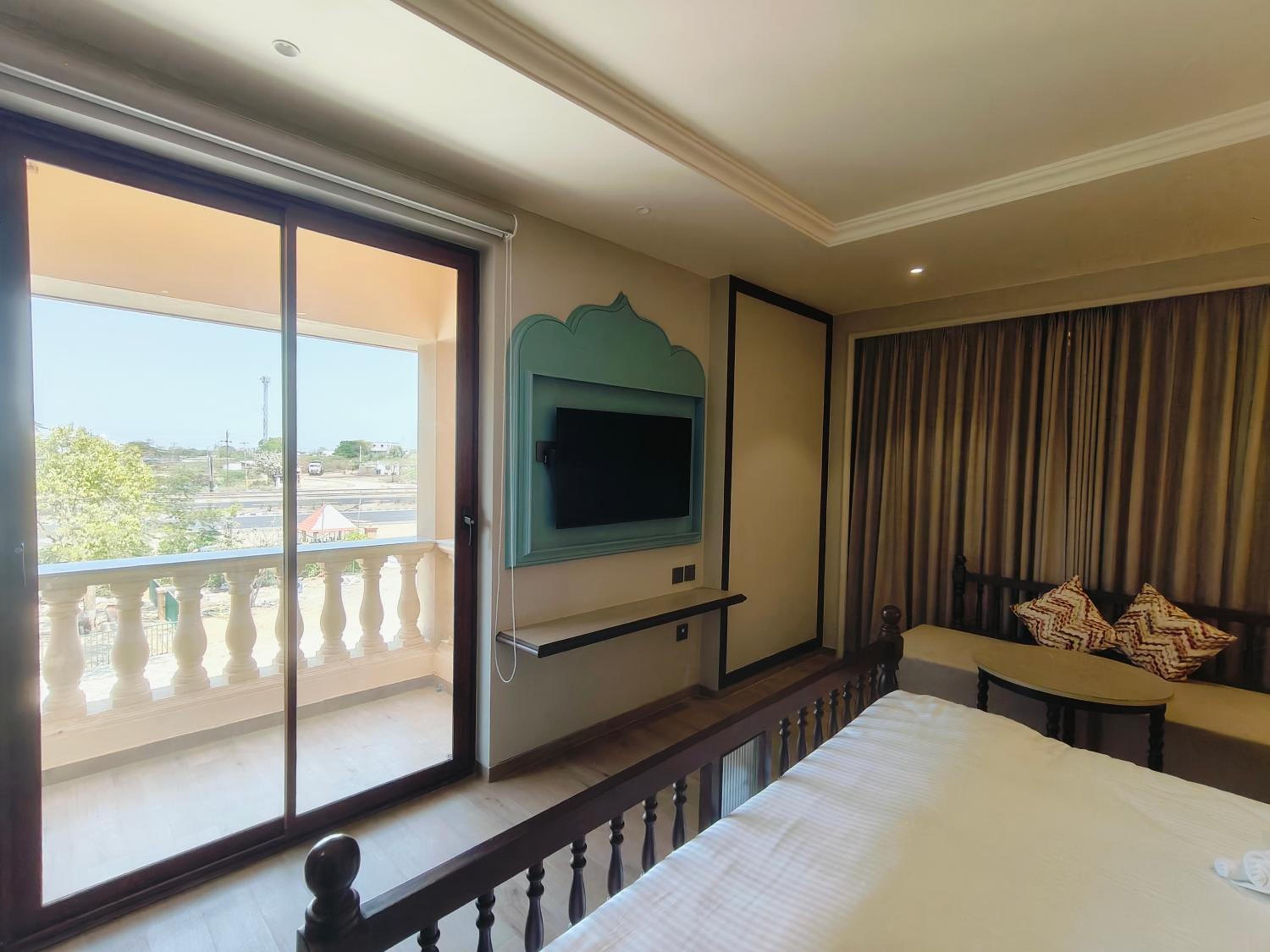 Deluxe Double Room with Balcony photo 2