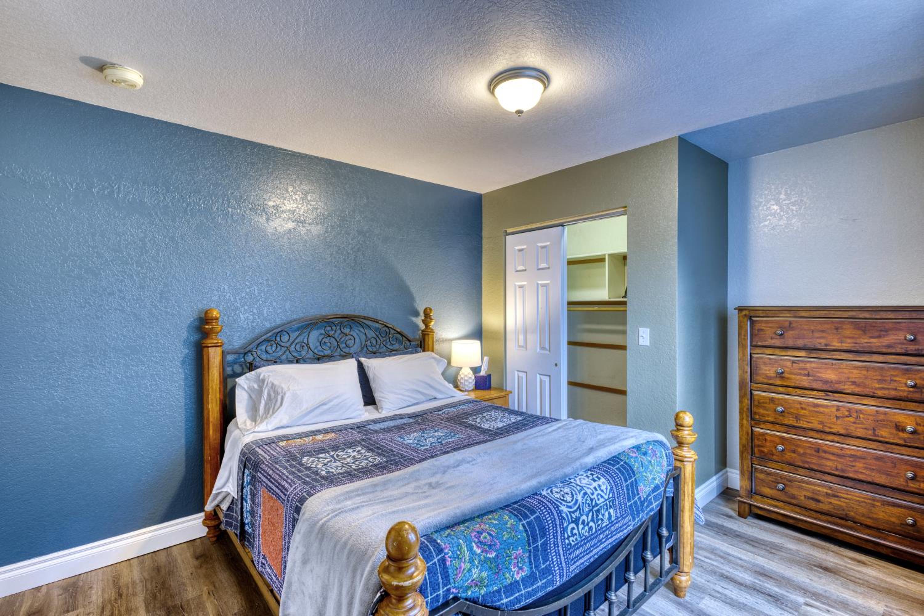 Five-Bedroom House photo 2