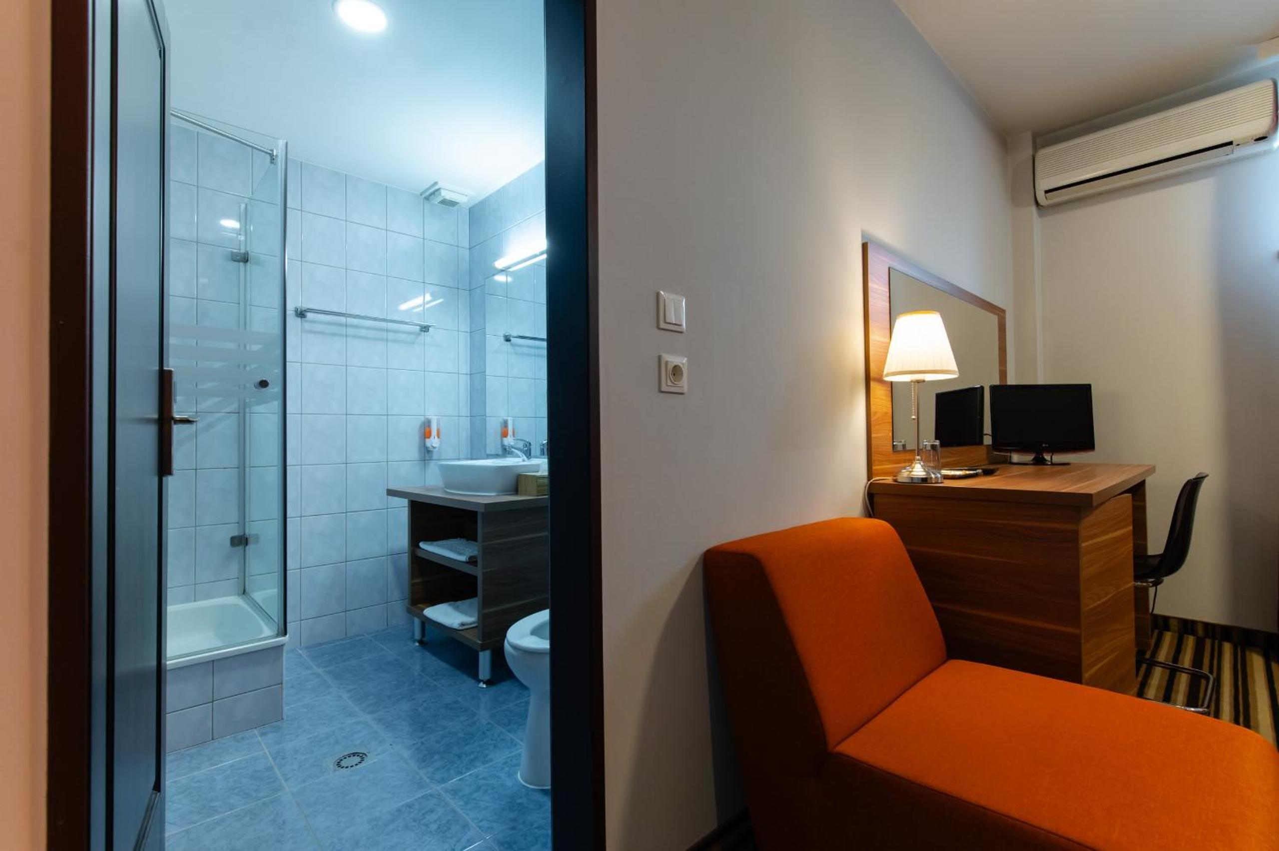 Budget Double Room photo 3