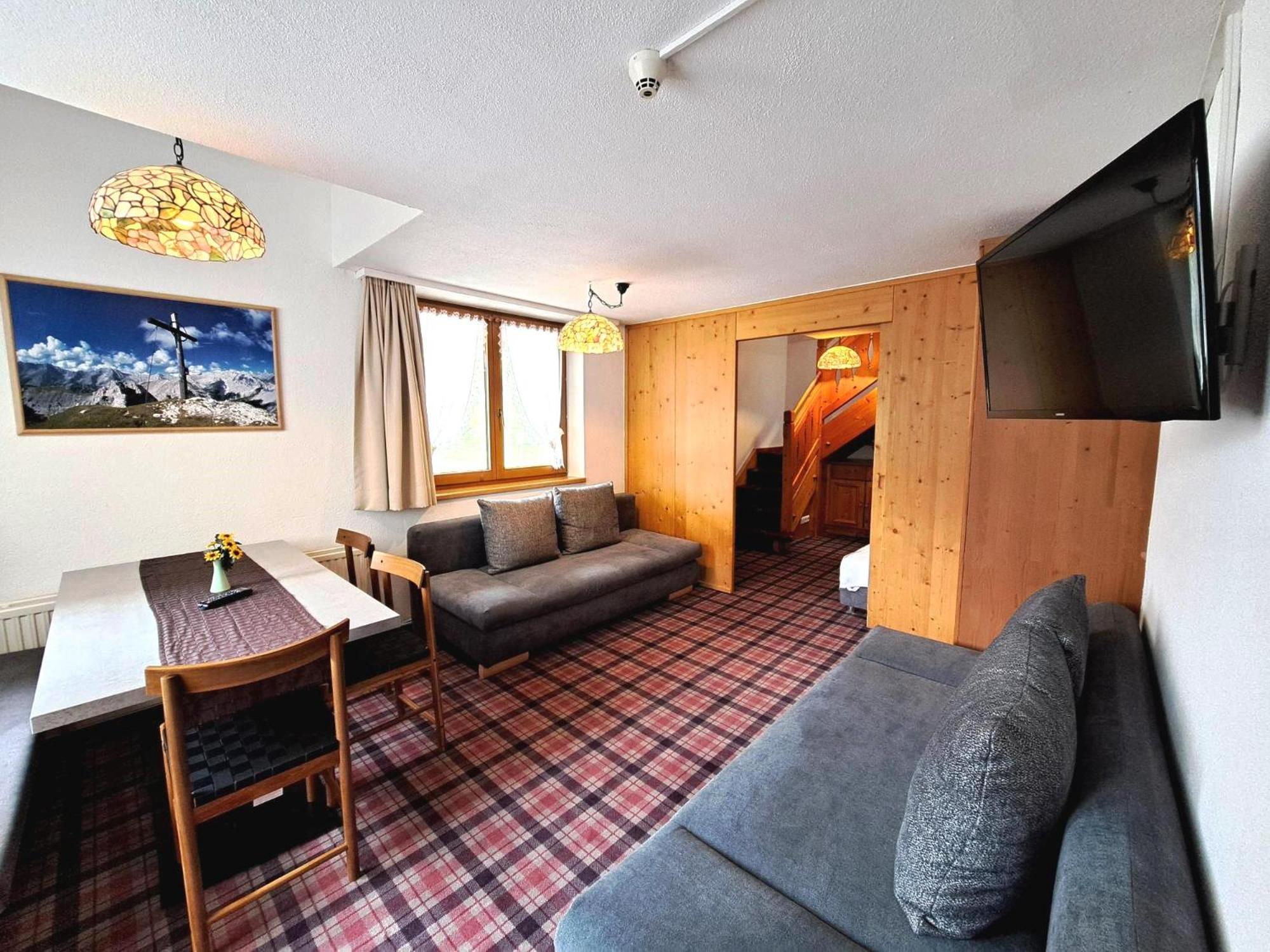 One-Bedroom Apartment with Balcony (6 Adults)