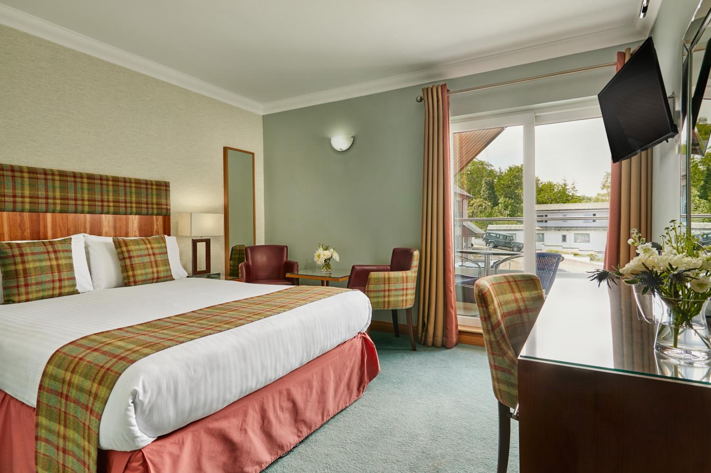 Queen Room with Balcony and Partial Loch view - Photo 3