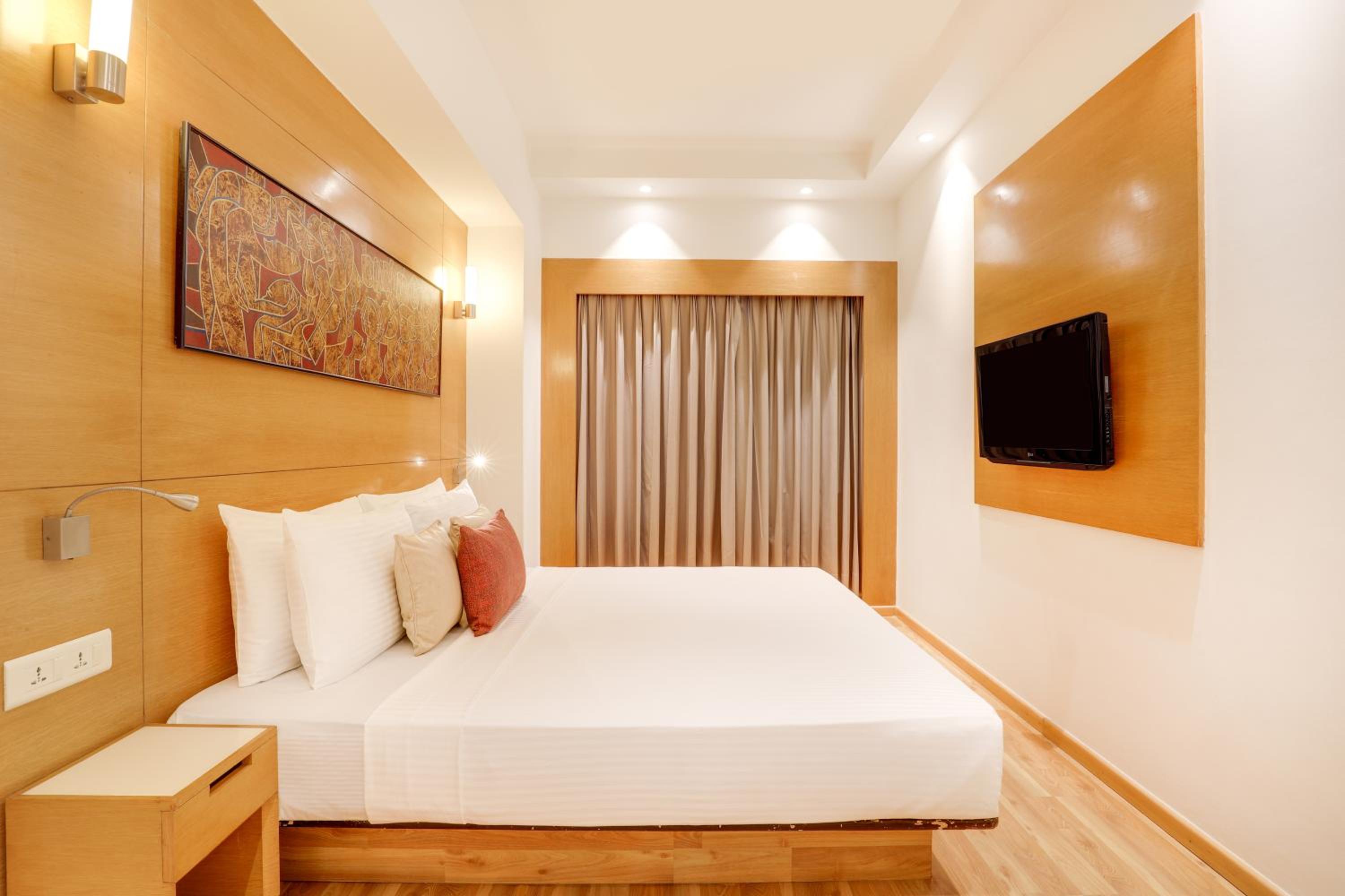 Executive Suite - Photo 2