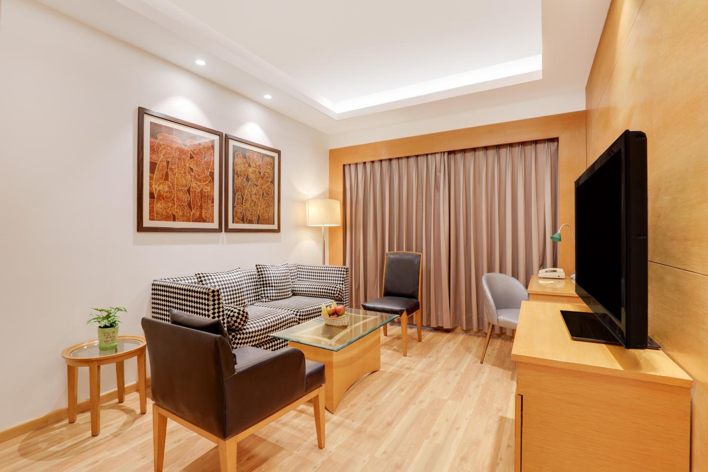 Executive Suite - Photo 4