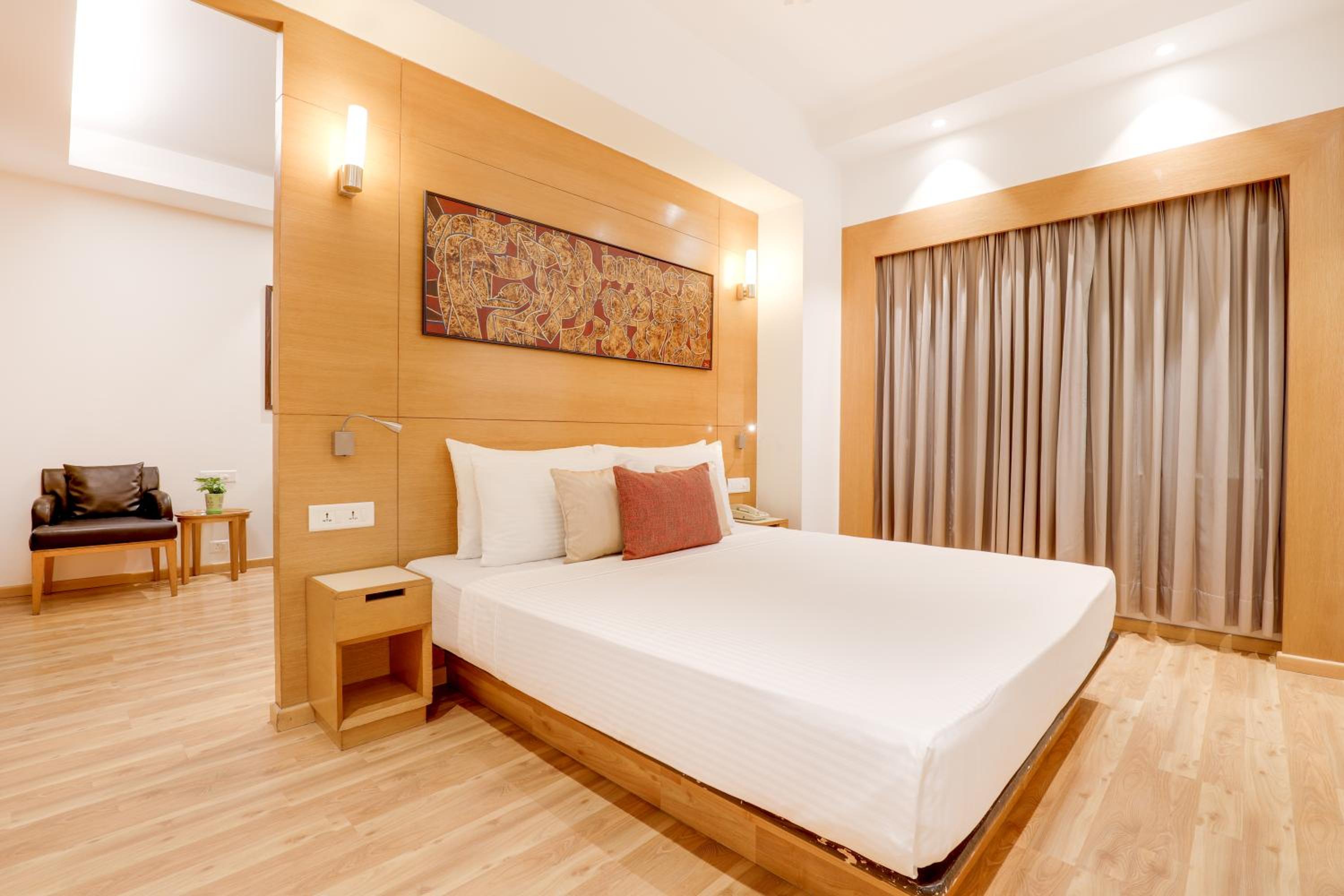Executive Suite - Photo 5