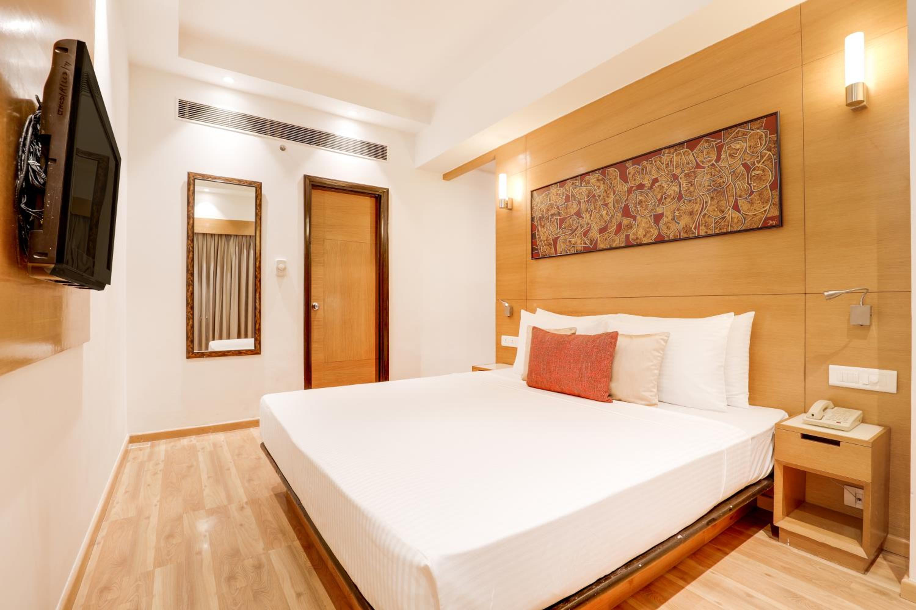 Executive Suite - Photo 7