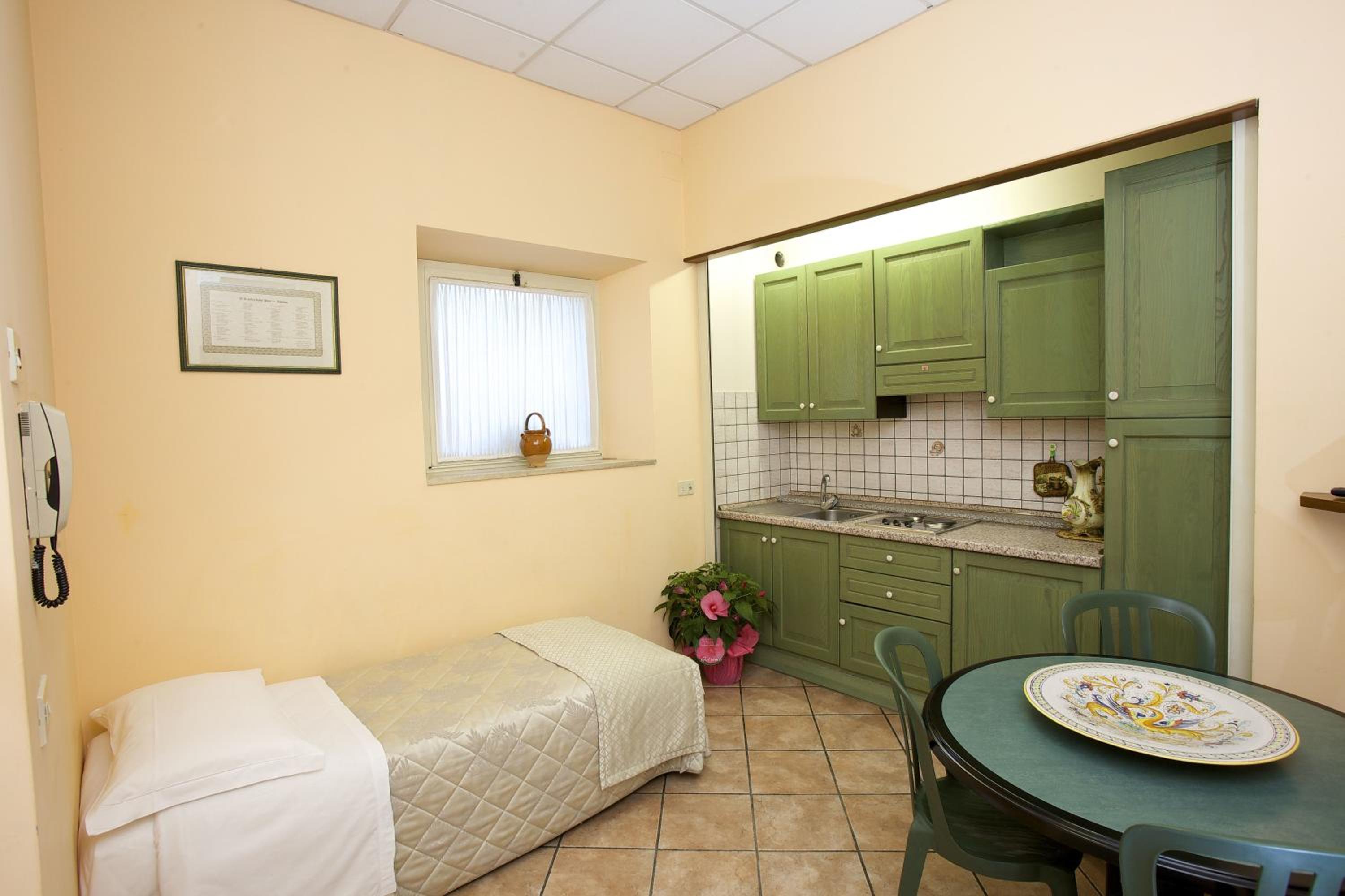 One-Bedroom Apartment - Annex - Photo 2