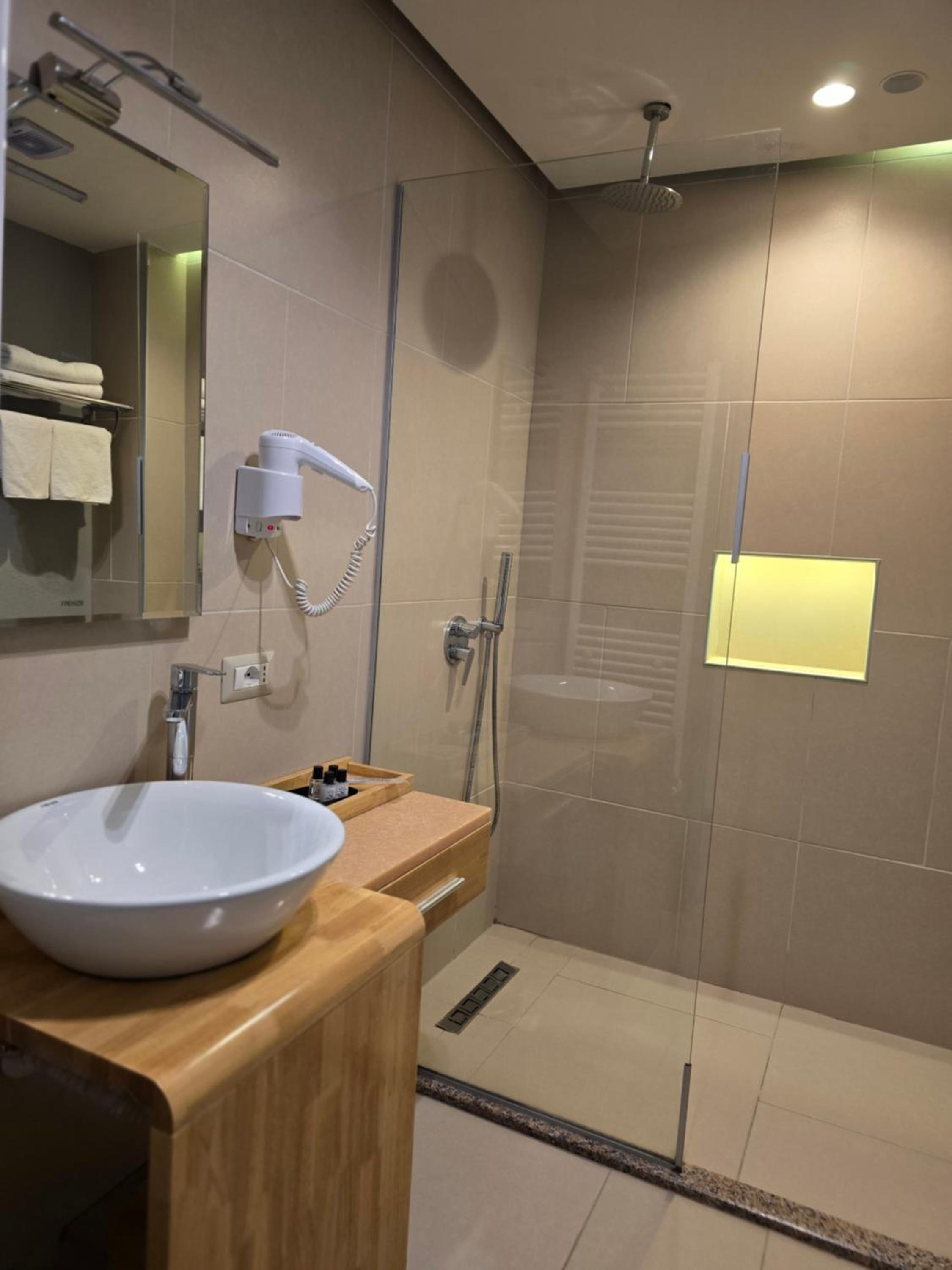 Deluxe Double Room with Balcony photo 3