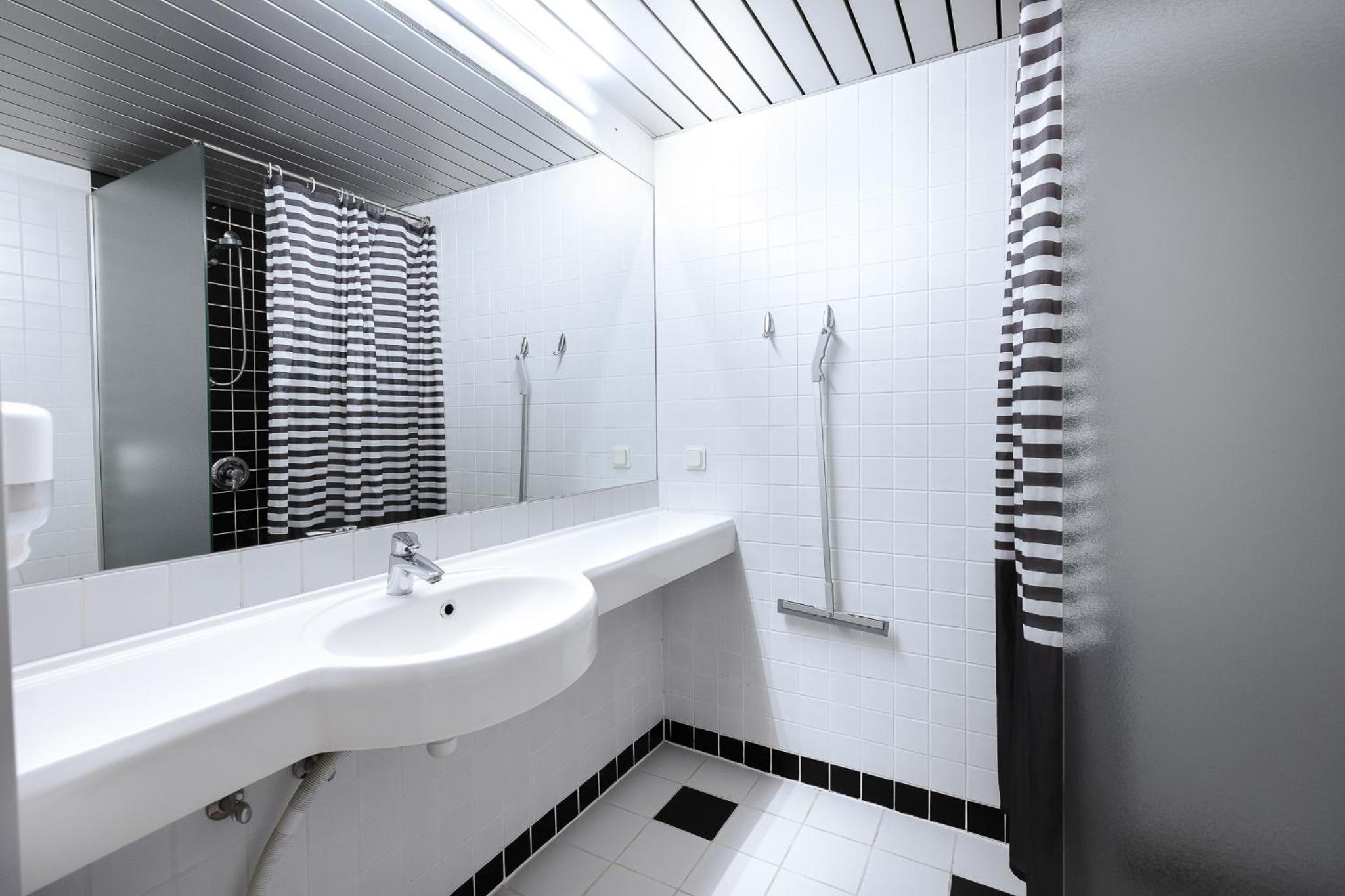 Standard Twin Room - Photo 7