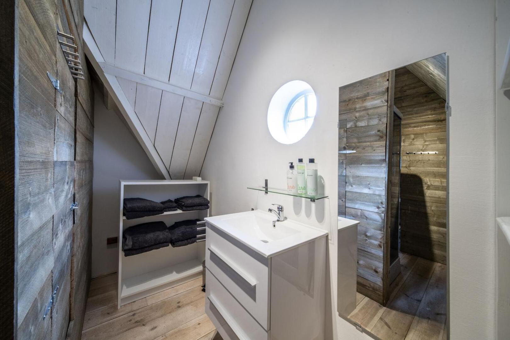 Deluxe Family Suite - Photo 5