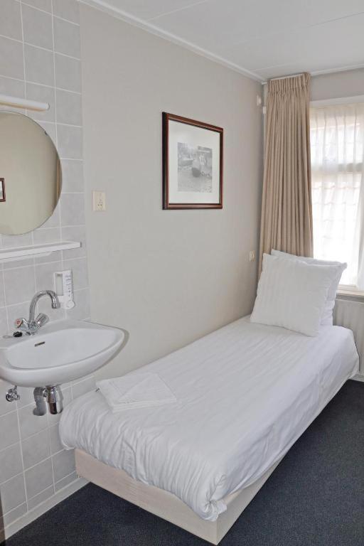 Single Room With Shared Shower And Toilet photo 1